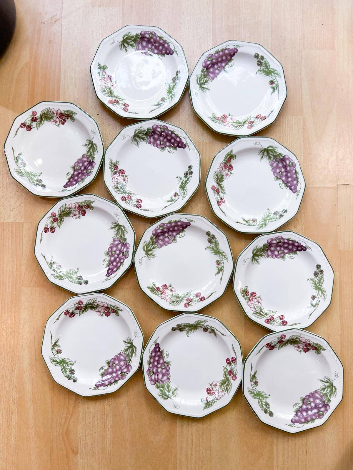 11 dessert plates Churchill - England