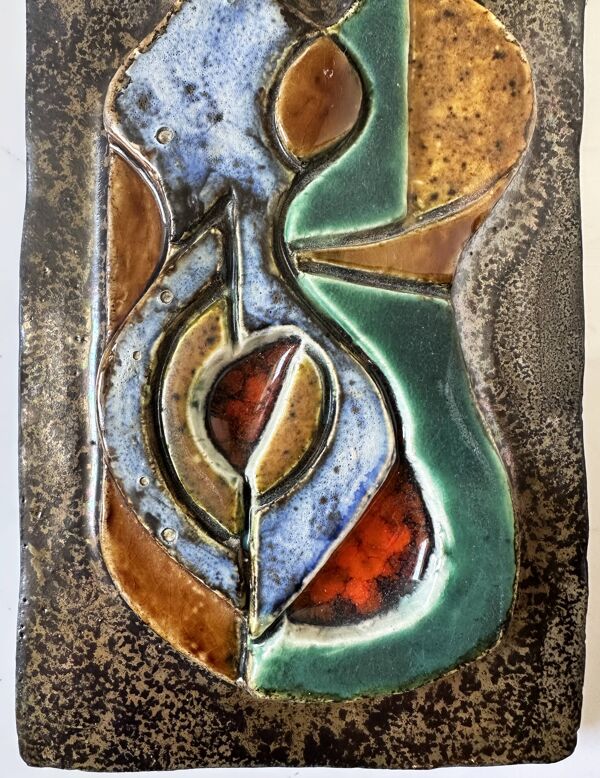 Sculpture murale cubiste en terre cuite émaillée. Allemagne, années 50