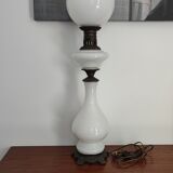 Lampe à pétrole électrifiée en opaline