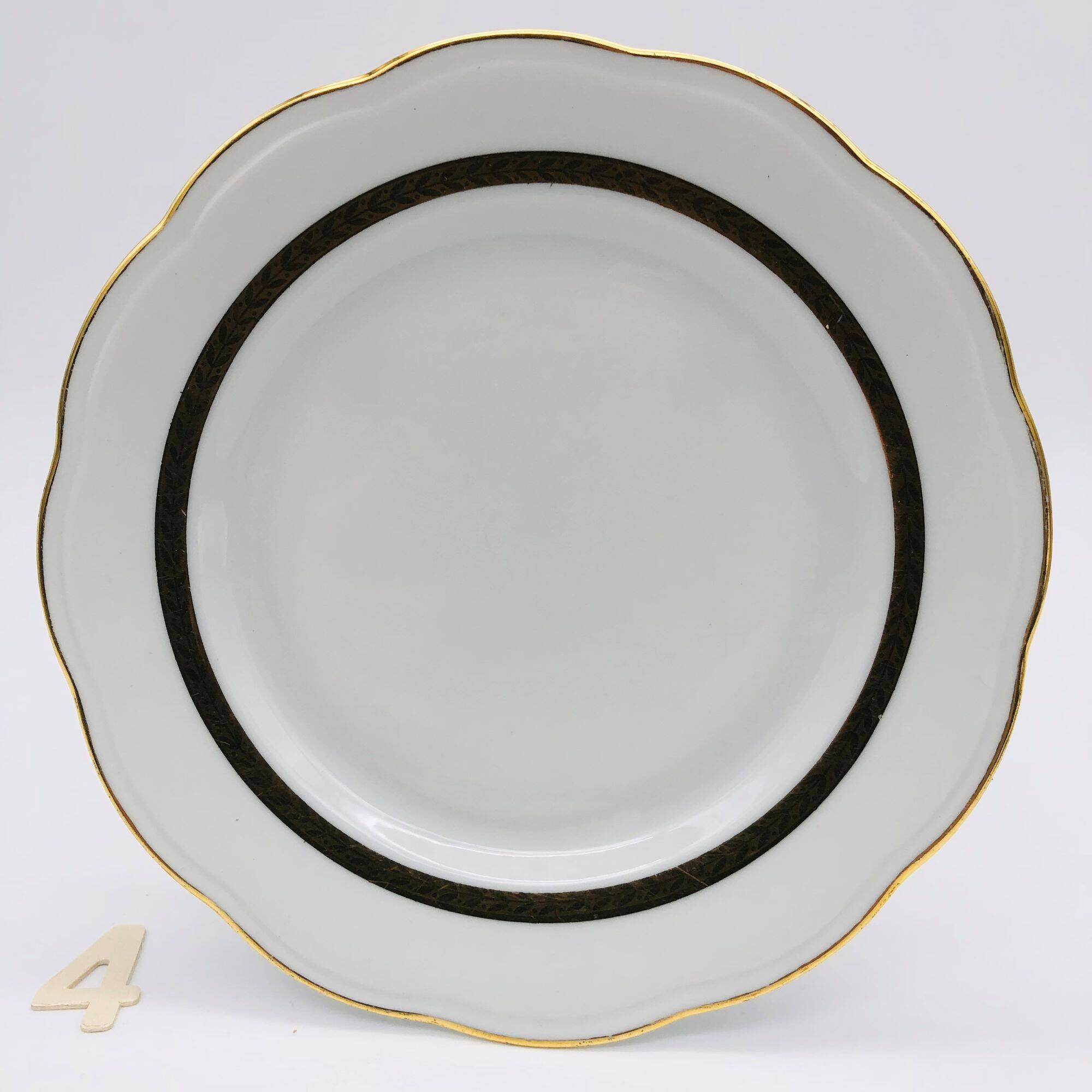 6 dessert plates. In S.F.P. Limoges porcelain.