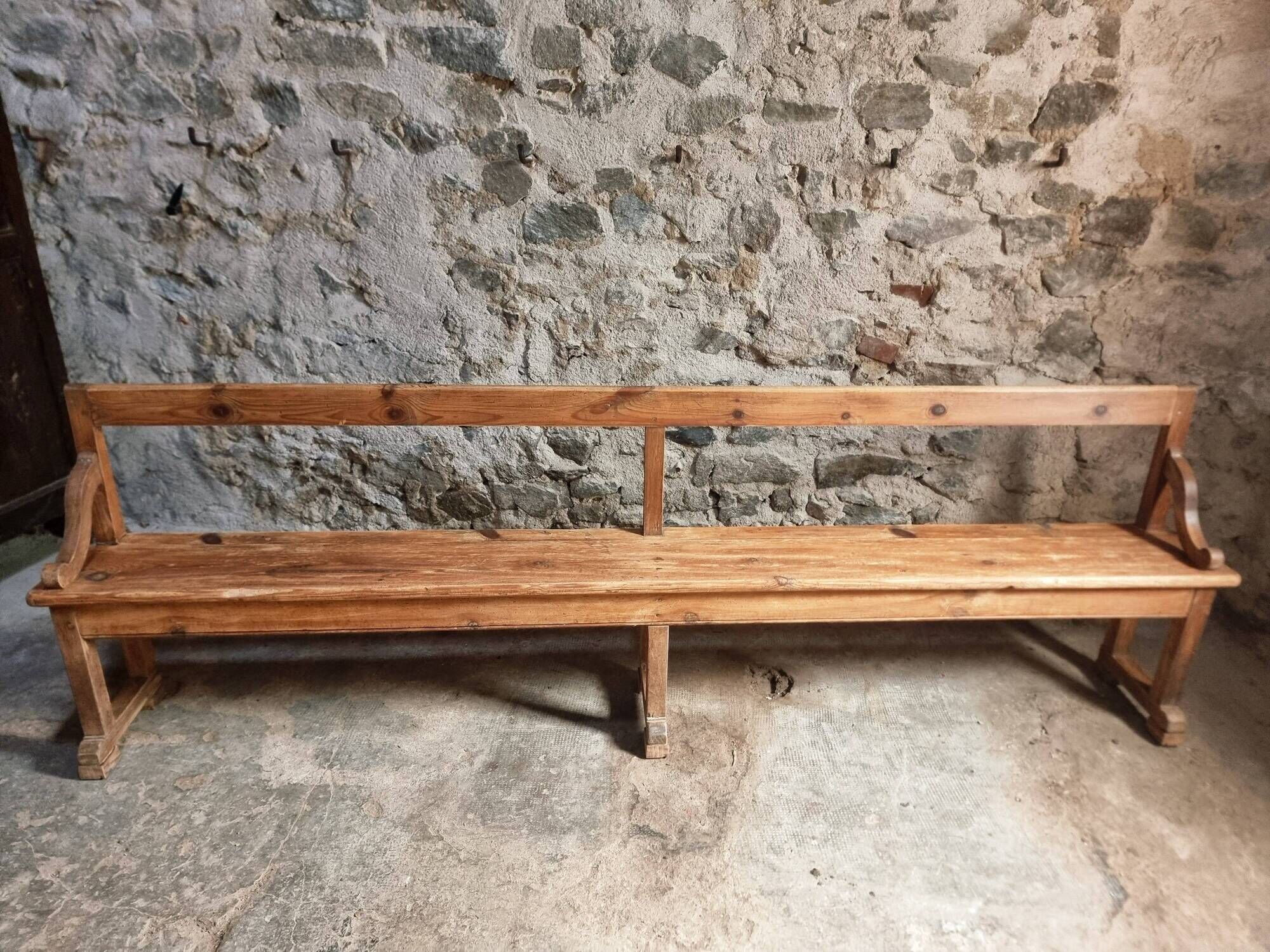Grand banc ancien en bois avec dossier – fin XIXe siècle, pin et chêne