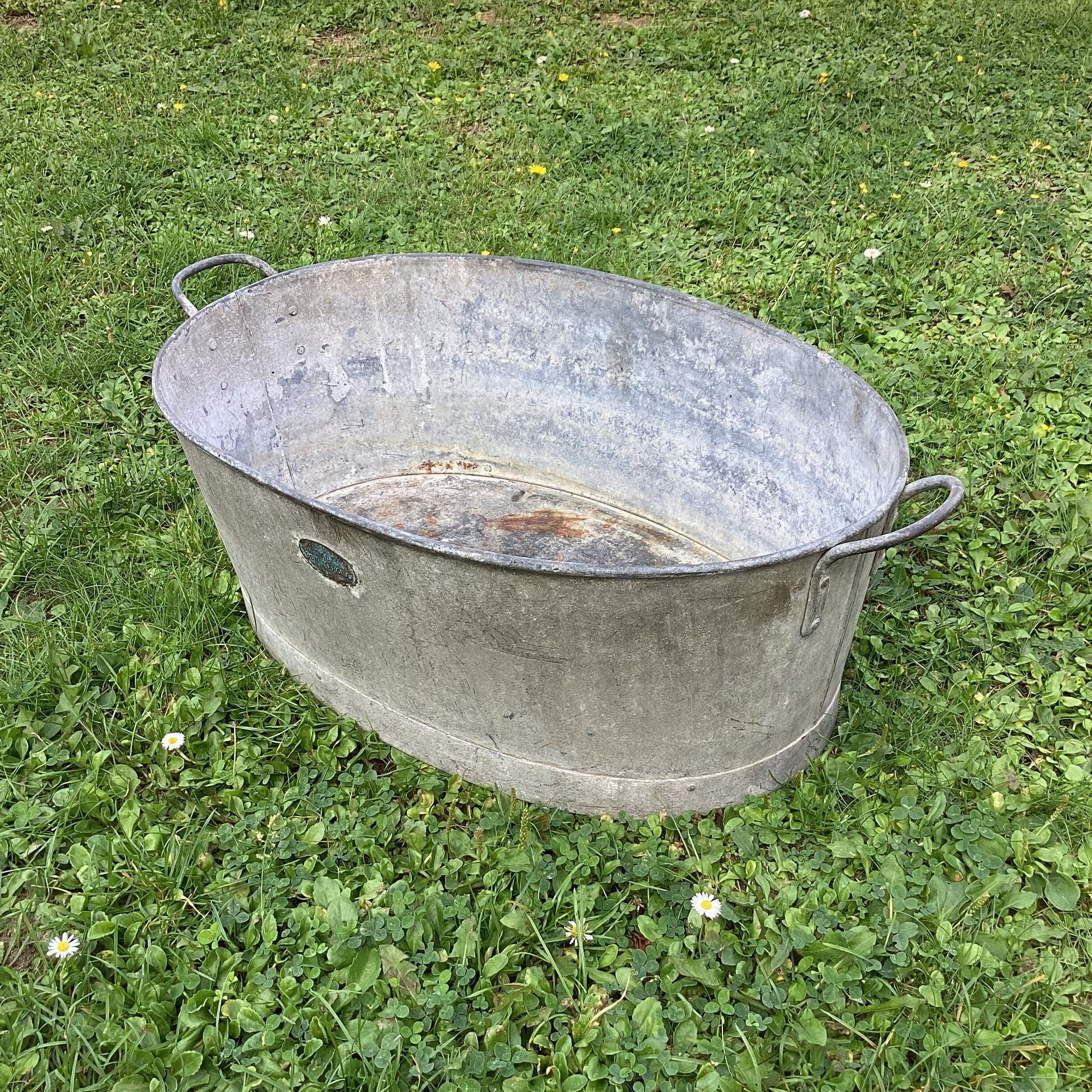Old oval galvanized zinc basin dimension: height -23.5 cm - width -70cm - depth -39