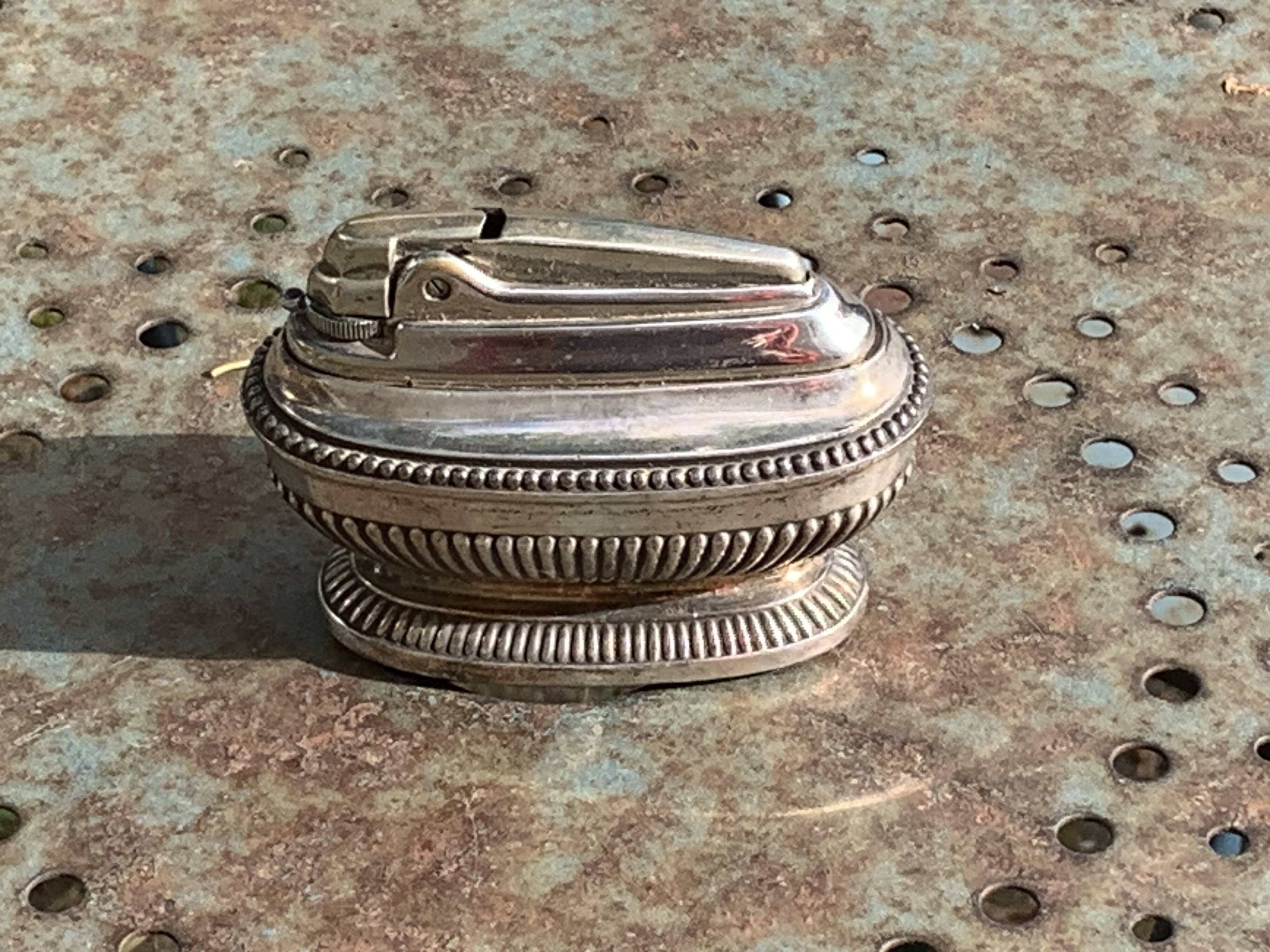 Refillable table lighter in silver metal, ronson stamp, shuttle-shaped, vintage 1960