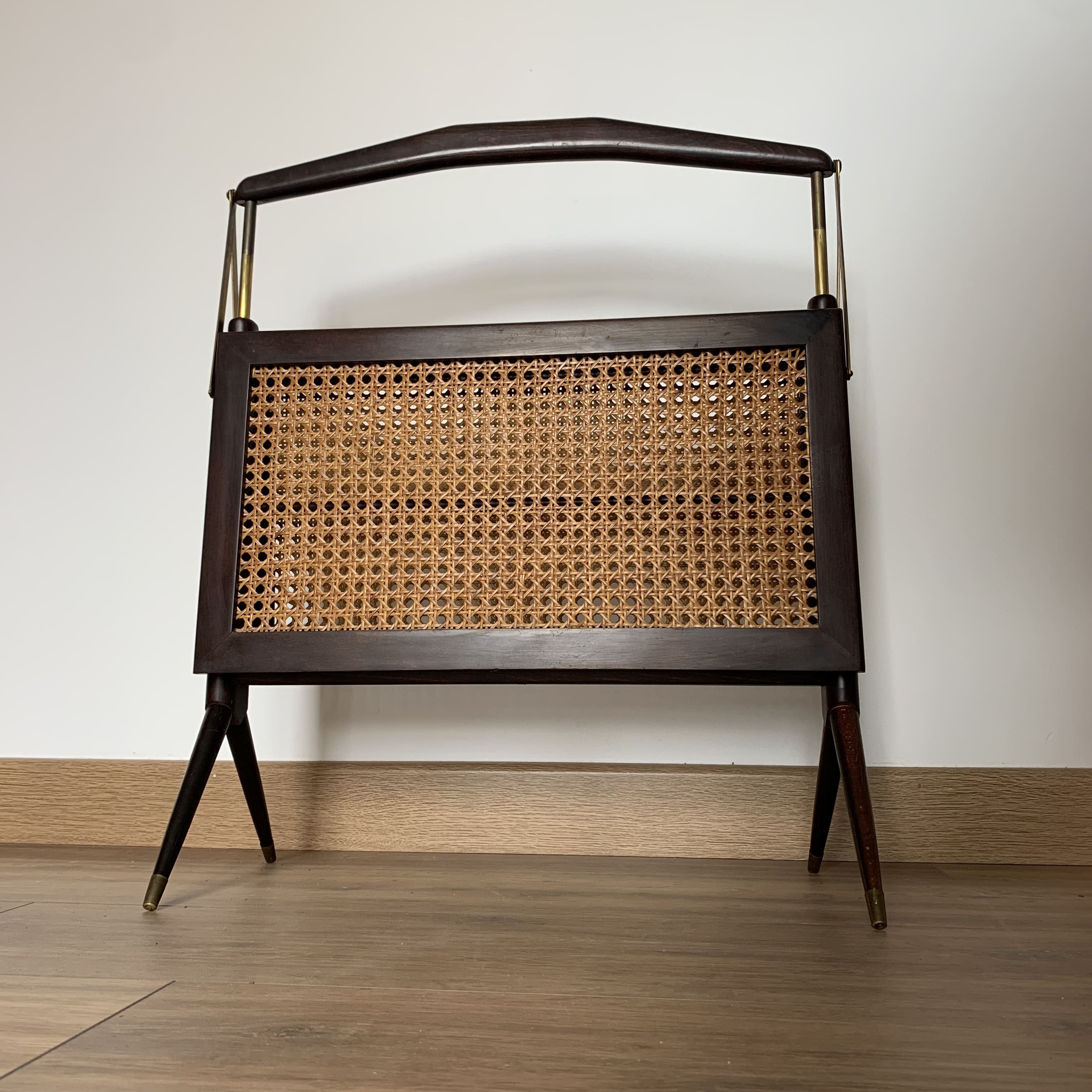 Folding magazine rack