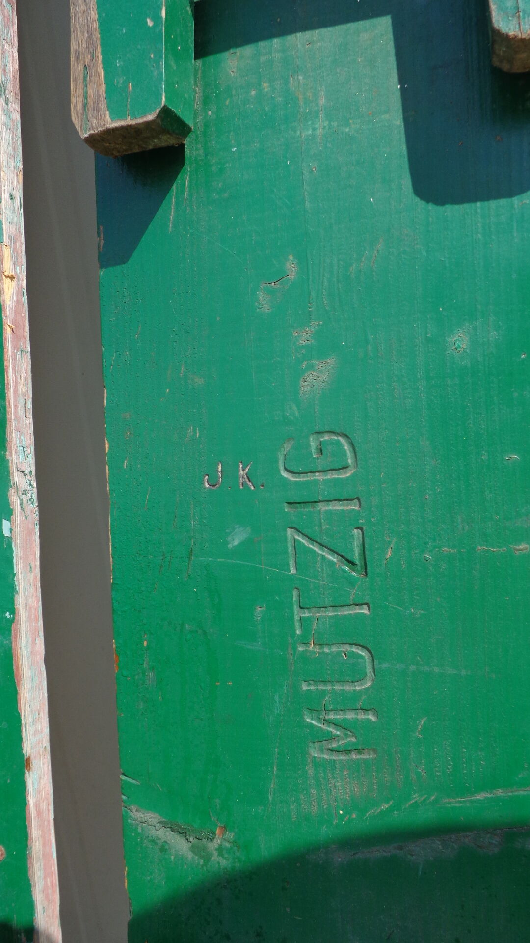 Table de brasserie mutzig et ses bancs