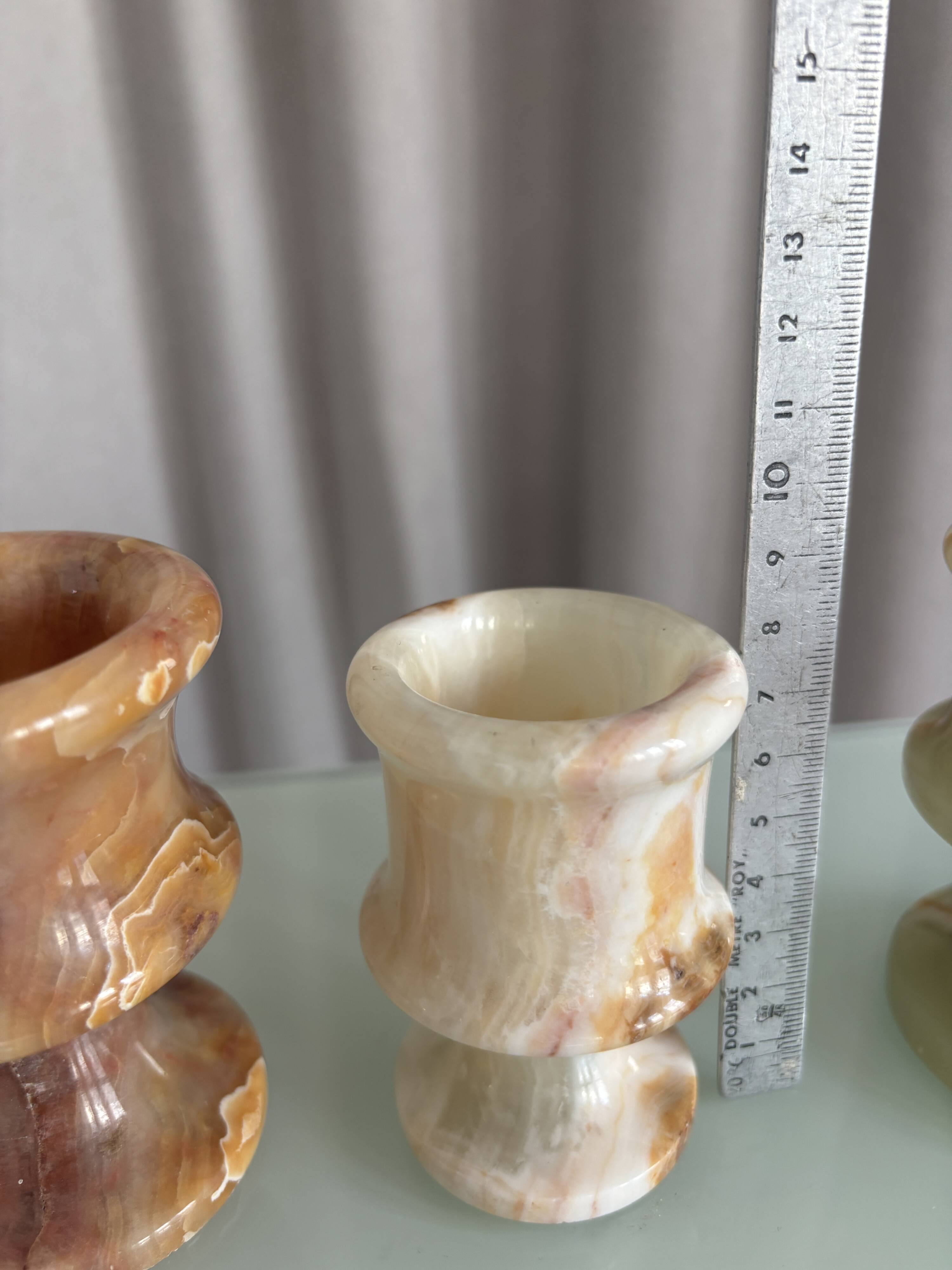 3 vases en onyx sculptées à la main