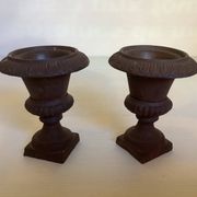 Pair of Médicis vase candlesticks in cast iron