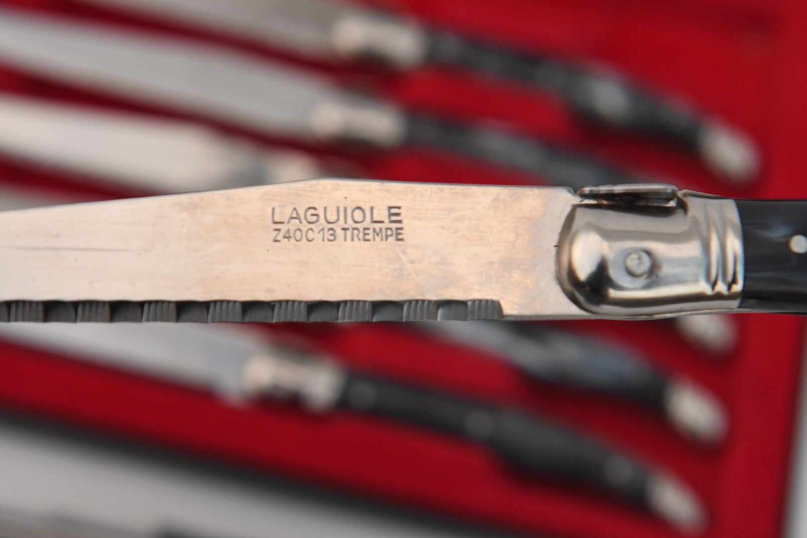 6 knives and silver metal knife holder