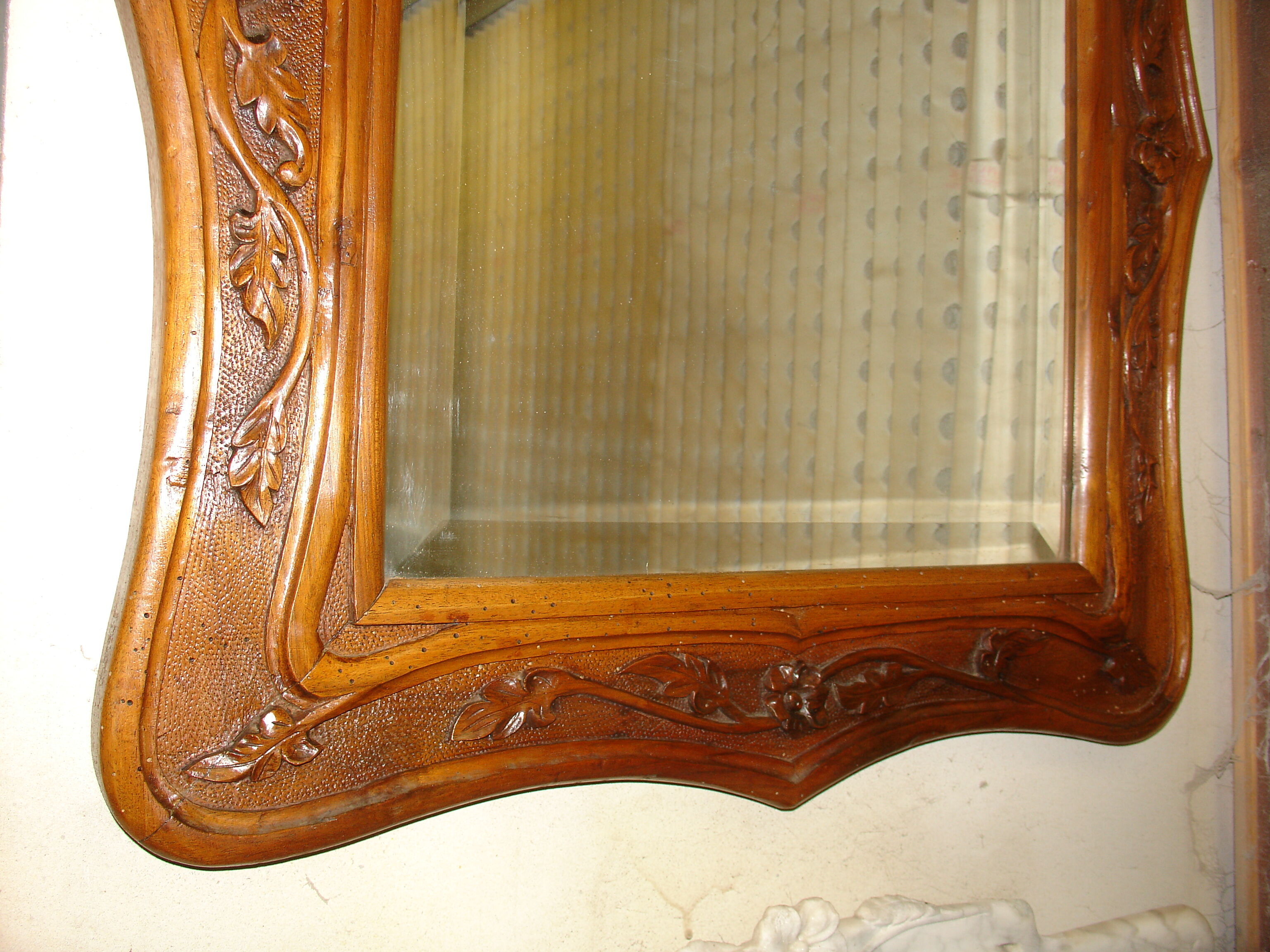 Dressing table and mirror in walnut, circa 1880