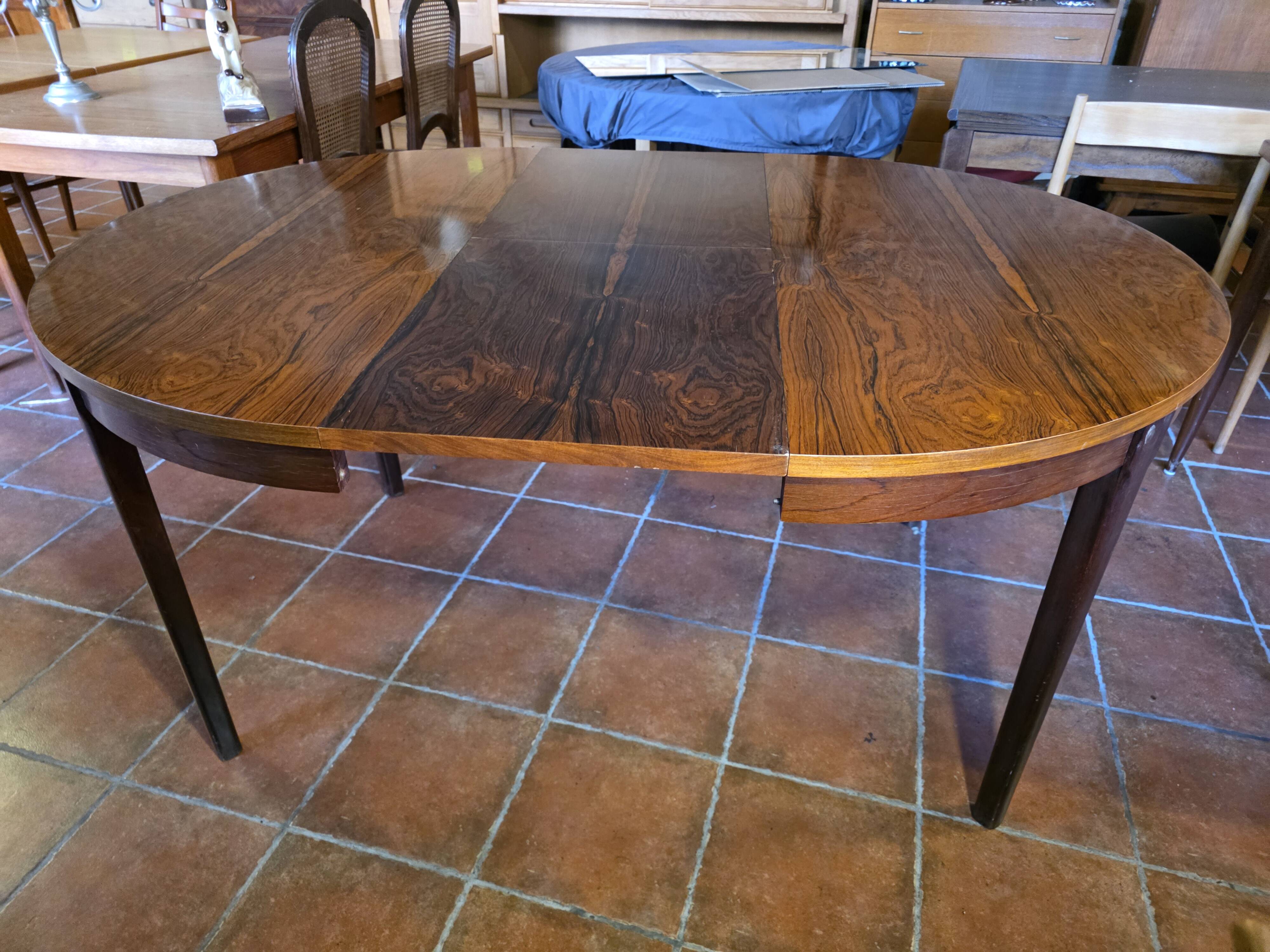 Scandinavian extendable table in rosewood from the 1960s, with 2 extensions.