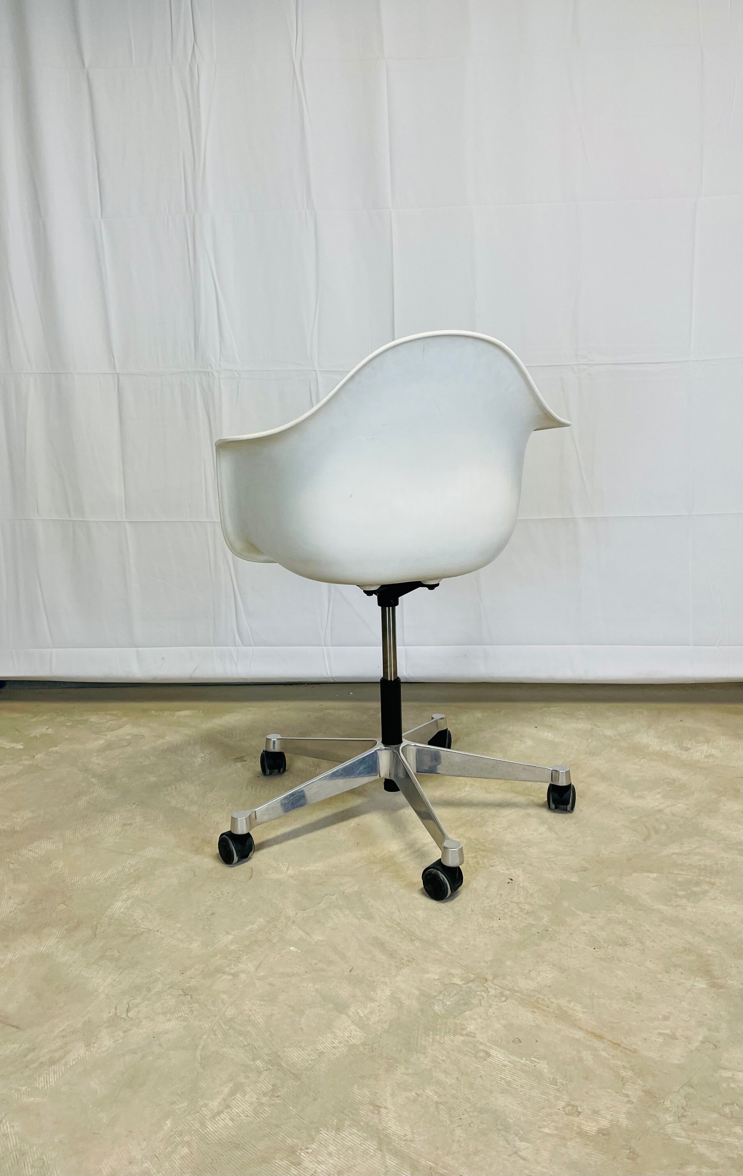 Fauteuil plastic armchair de Charles et Ray Eames édition Vitra
