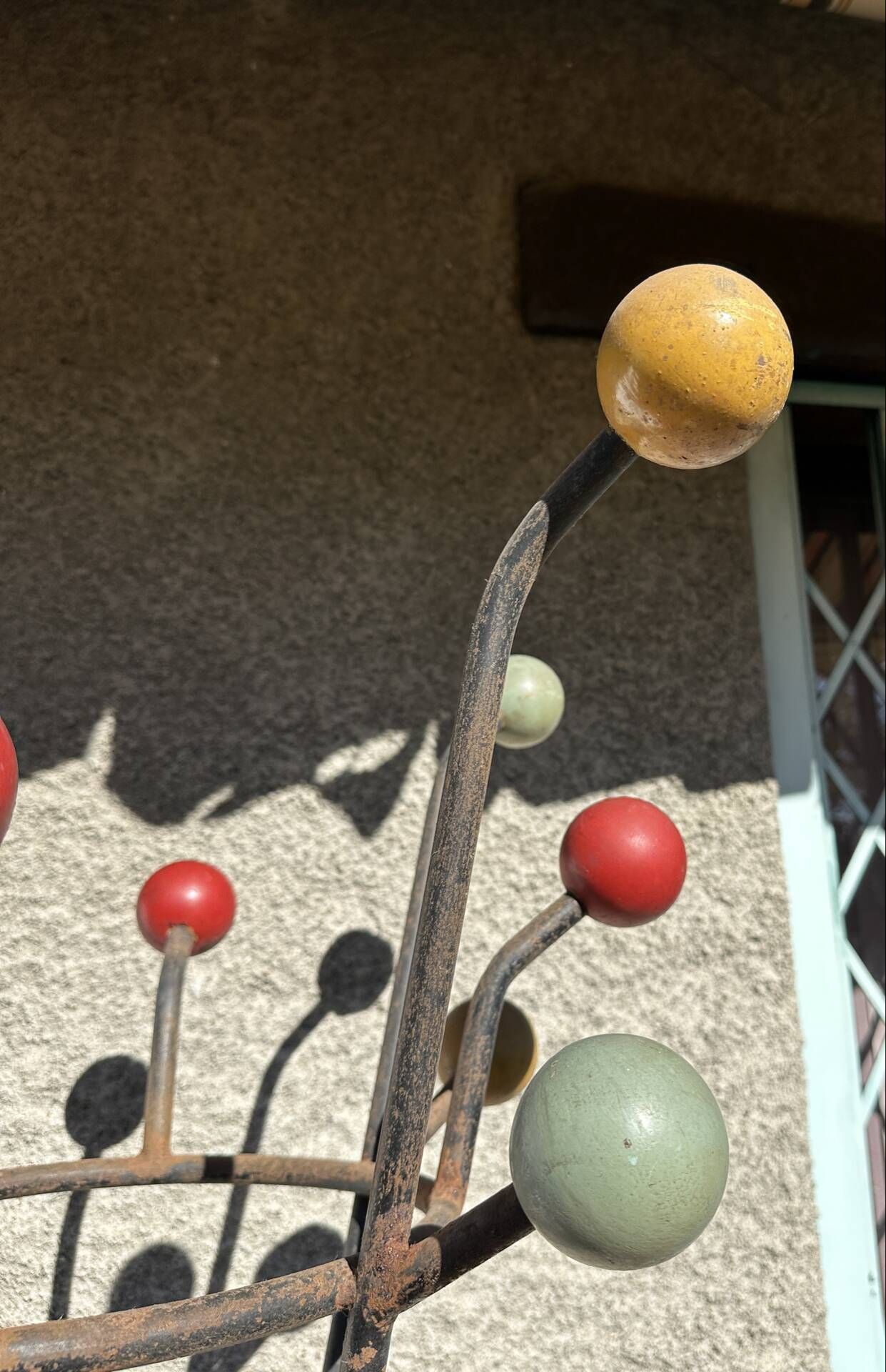 Ancien portemanteau en fer forgé type clé de sol par Roger Féraud