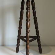 Tabouret haut tripode en bois tourné