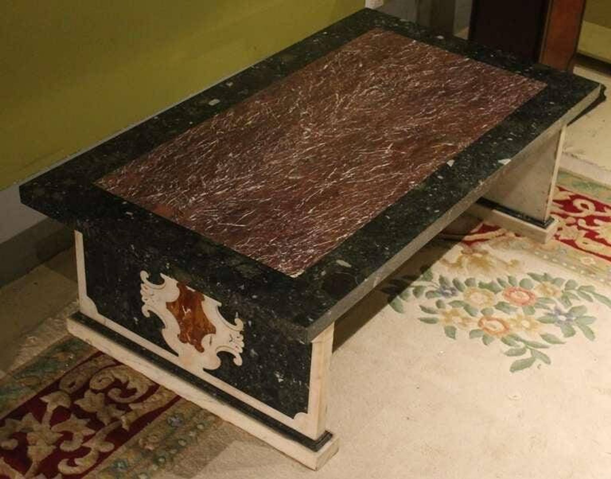 Table basse ou de cocktail rectangulaire en marbre polychrome italien du 20e siècle