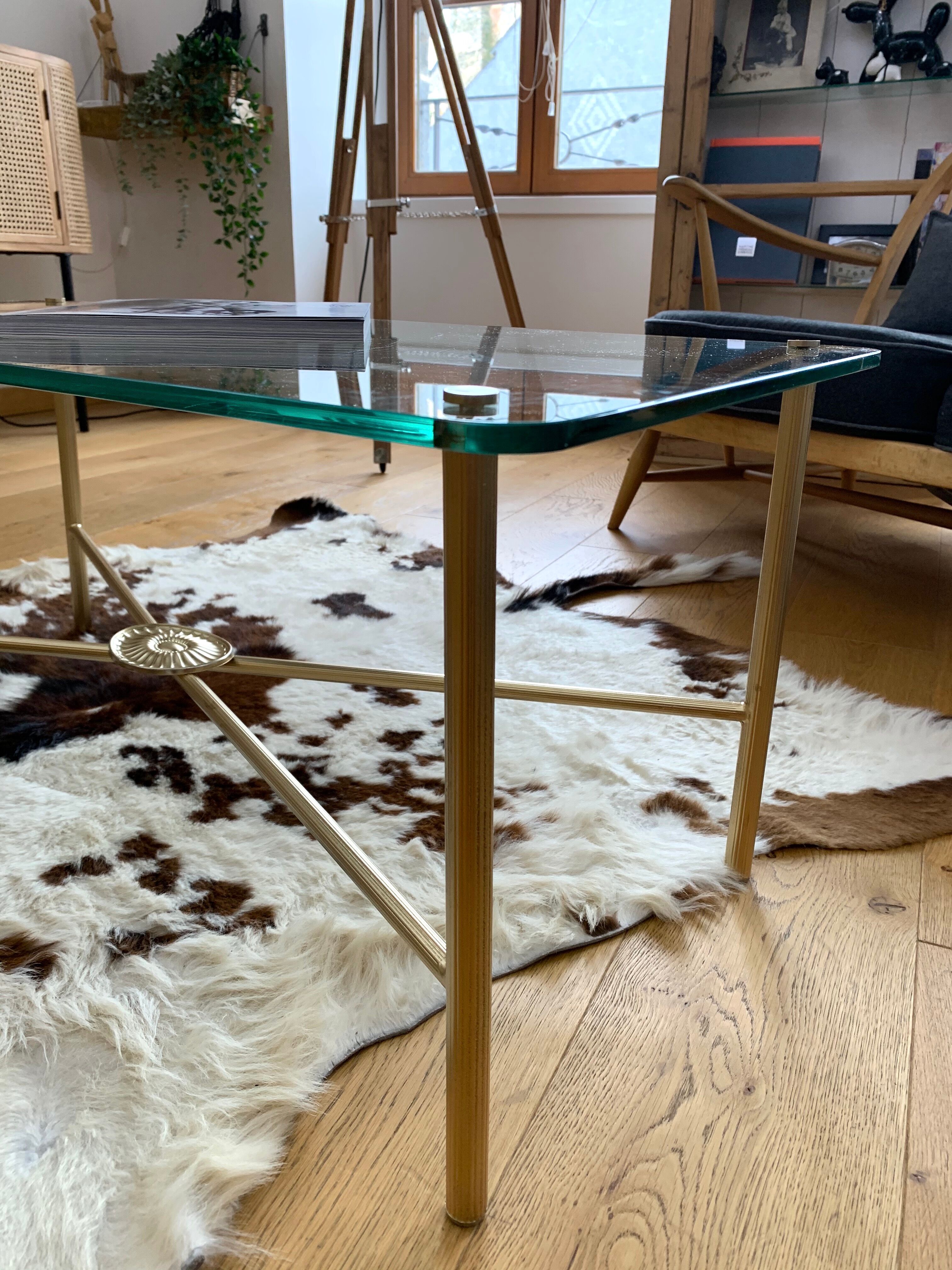 Table basse en verre avec structure métal doré