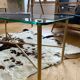 Table basse en verre avec structure métal doré