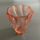Vase rosé à facettes