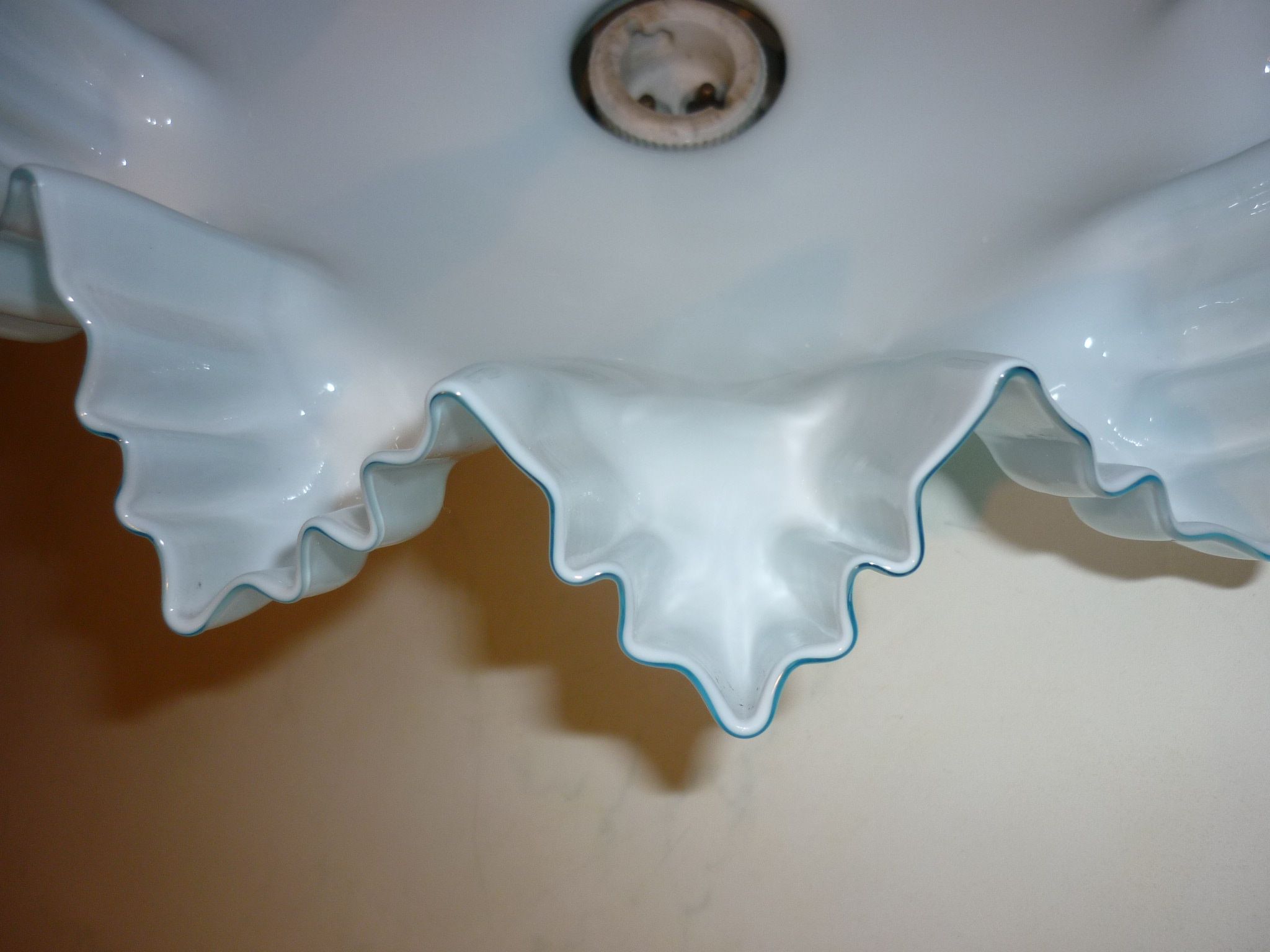 Suspension opaline drapée des années 30 bleue et blanche