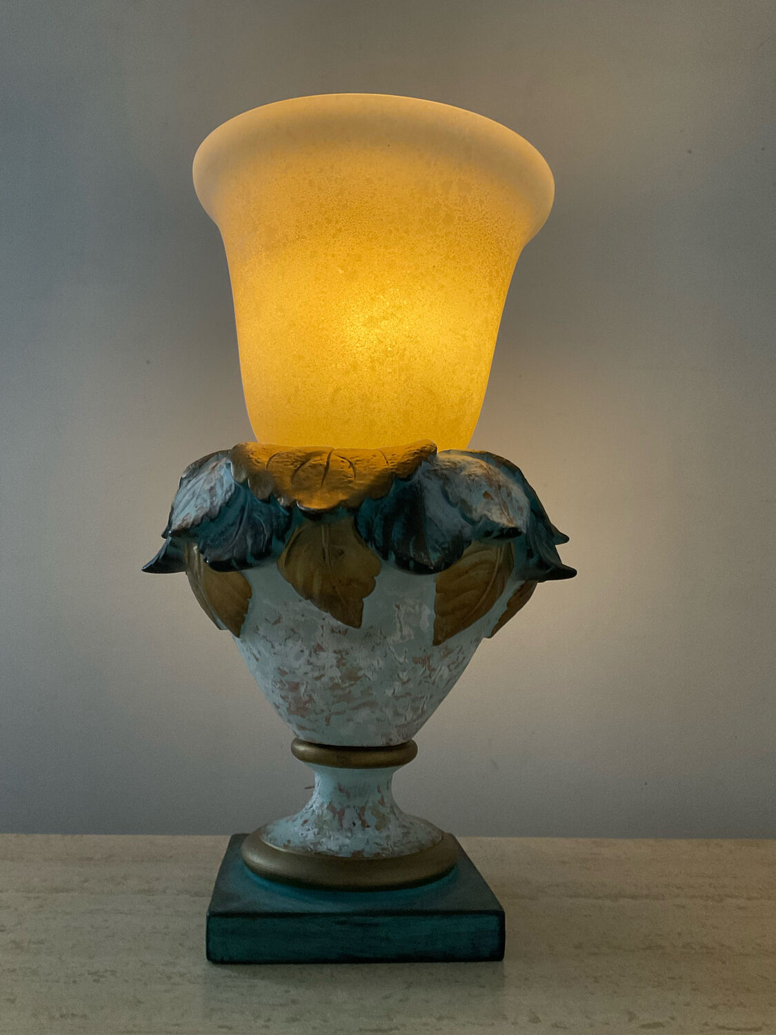 Lampe vintage en opaline et plâtre