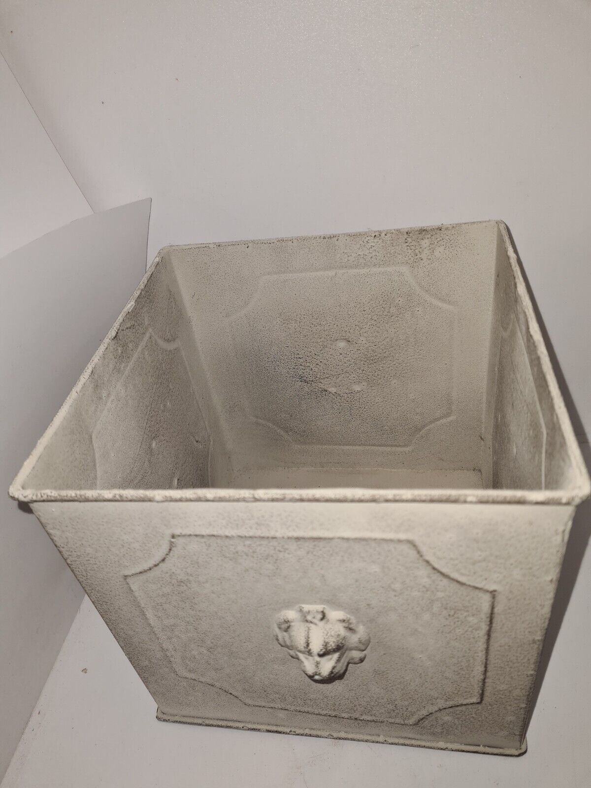 Square planter with patinated iron lion heads