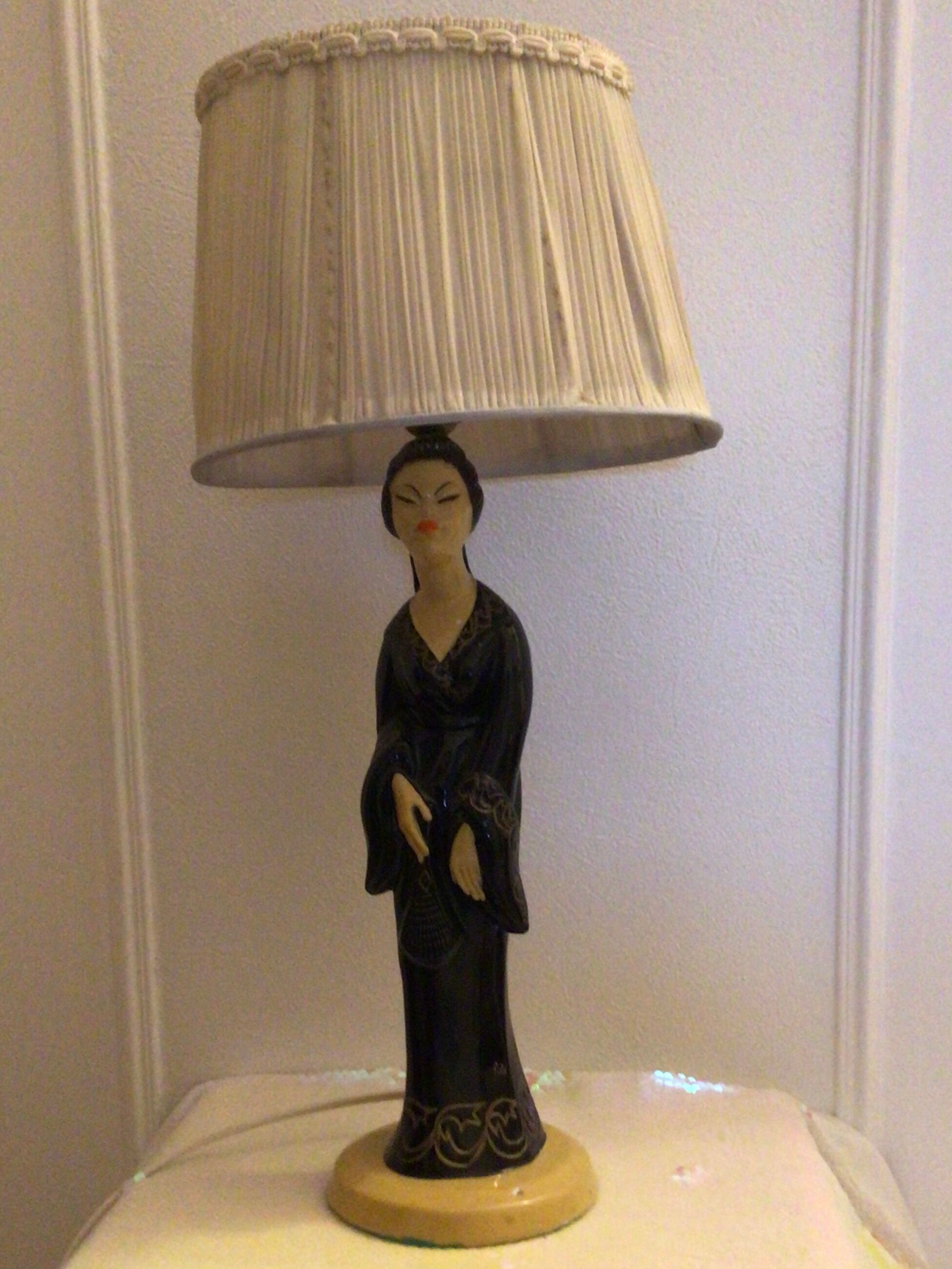 Vintage geisha sculpture lamp signed