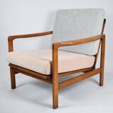 Fauteuil original restauré des années 60, modèle Baczyk, rose poudré et gris, teck