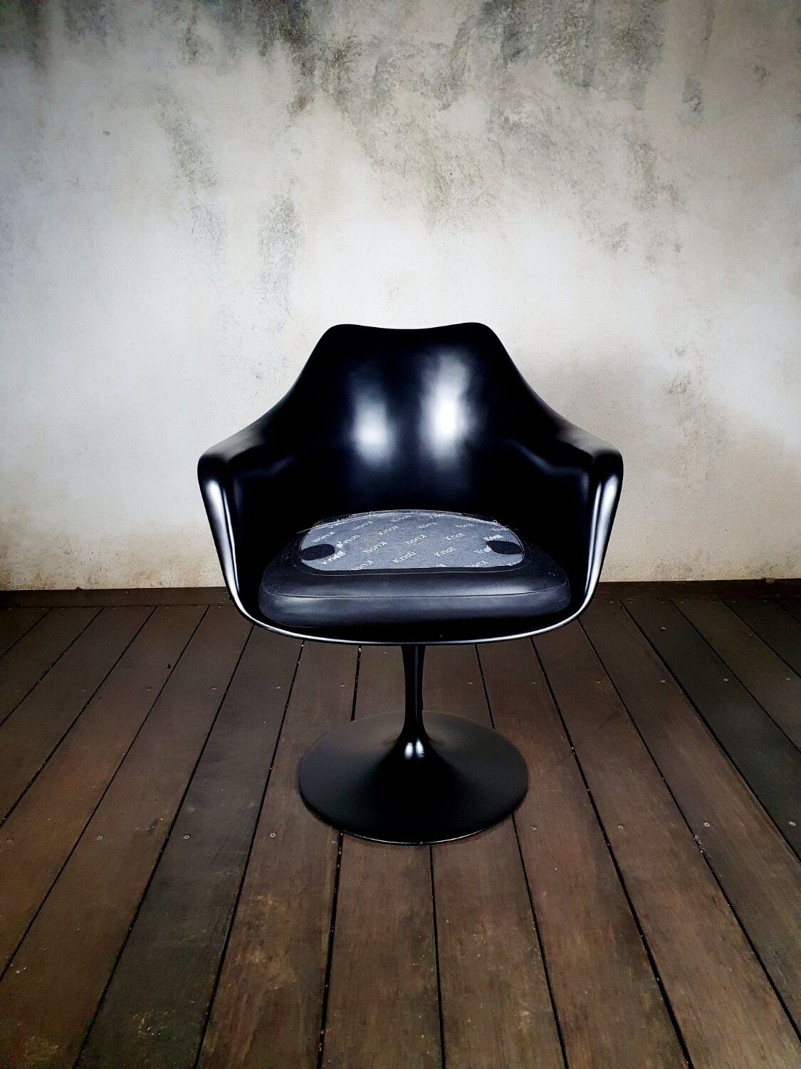 Knoll Saarinen tulip armchair black leather seat