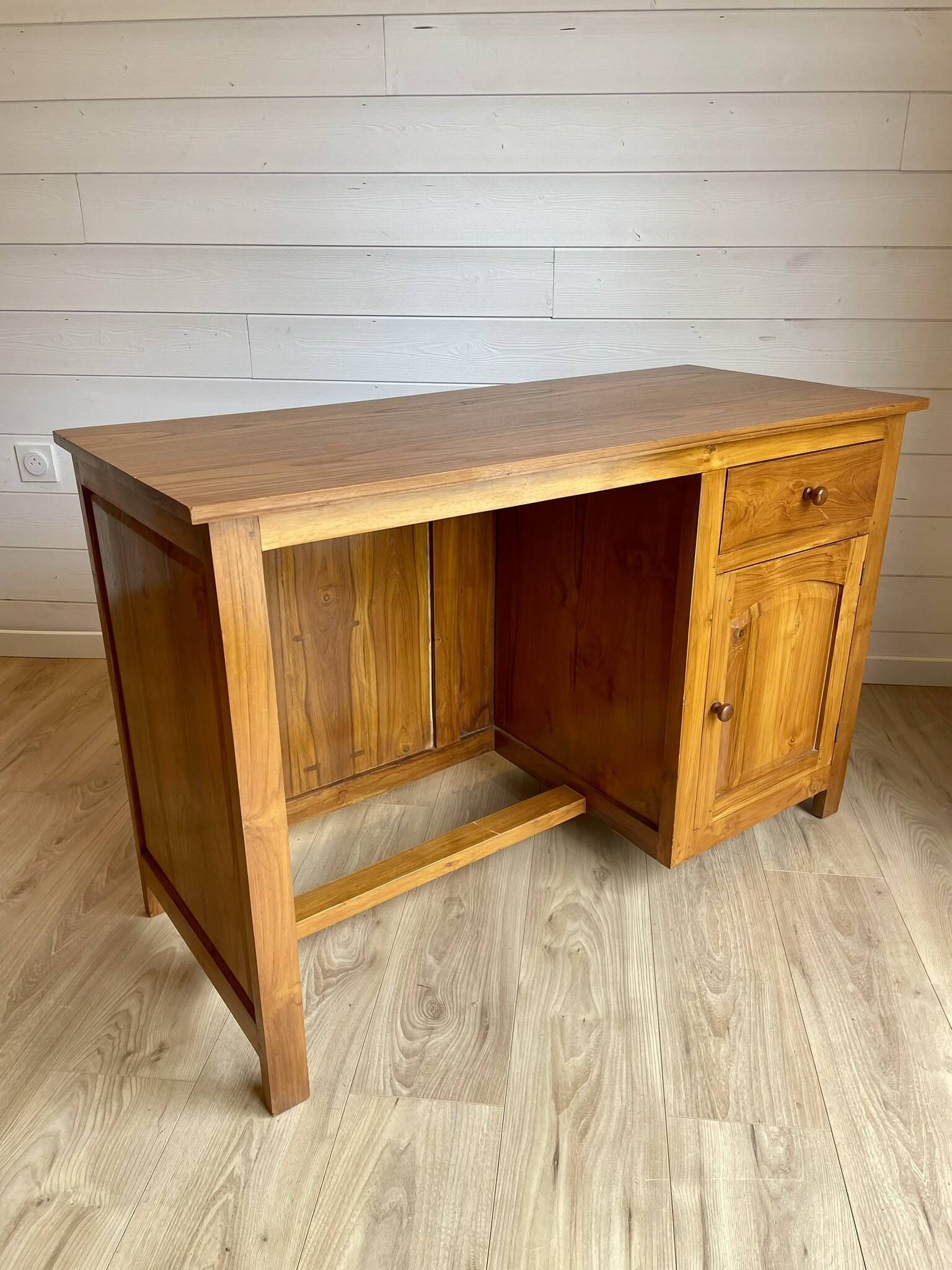 Vintage wooden desk with 1 drawer and 1 door.