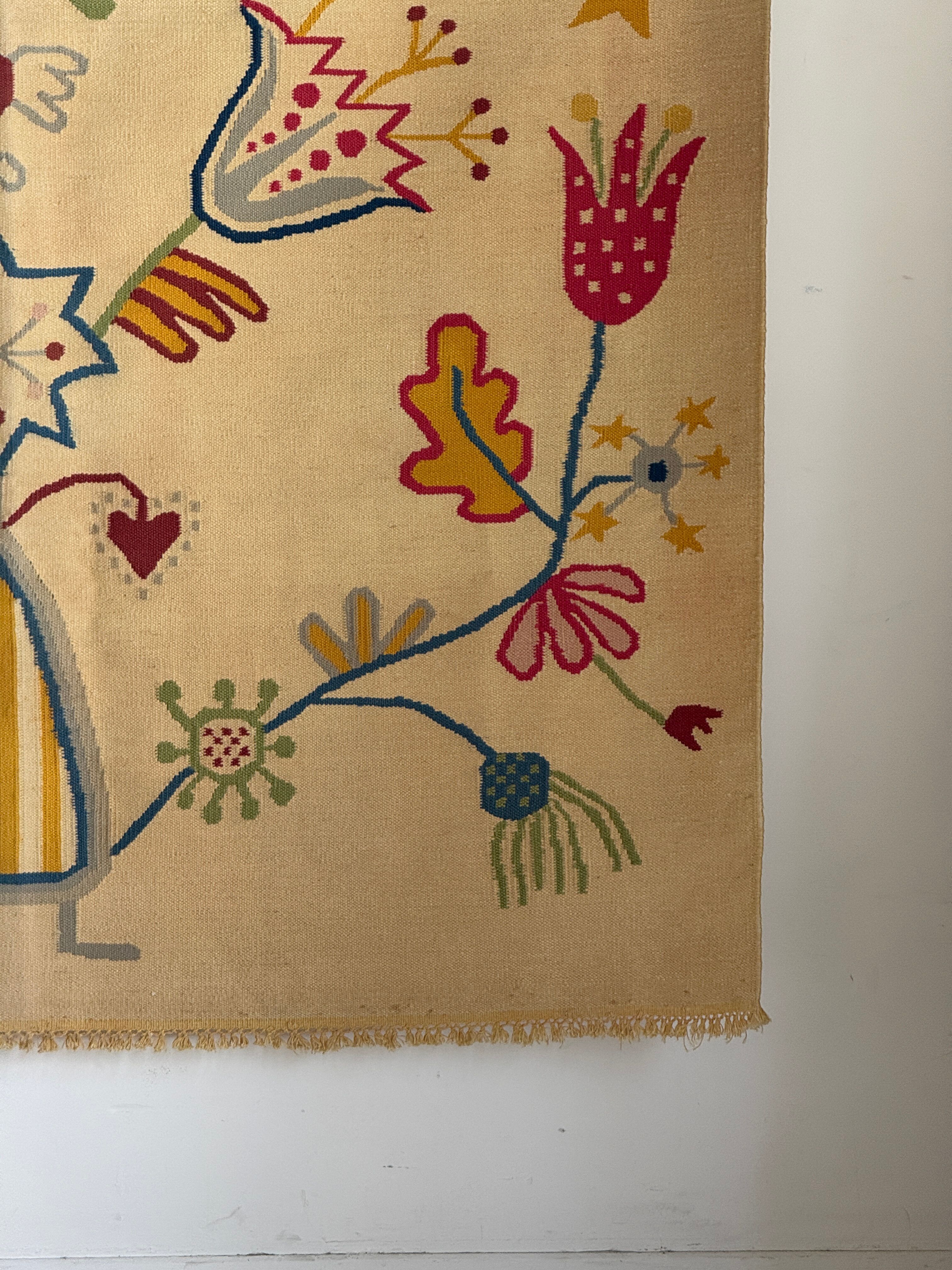 Large beige Indian rug with floral patterns 196x137.