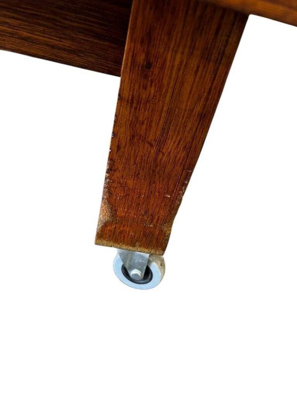 Comptoir de magasin vintage en bois sur roulettes