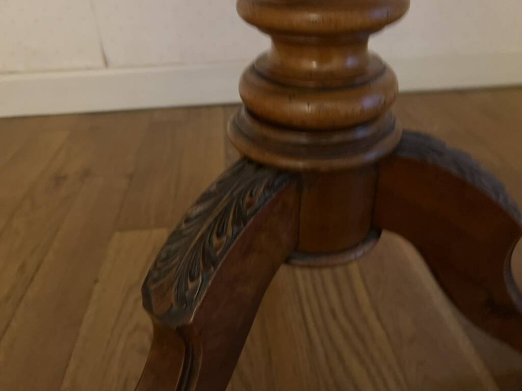 Oval pedestal table