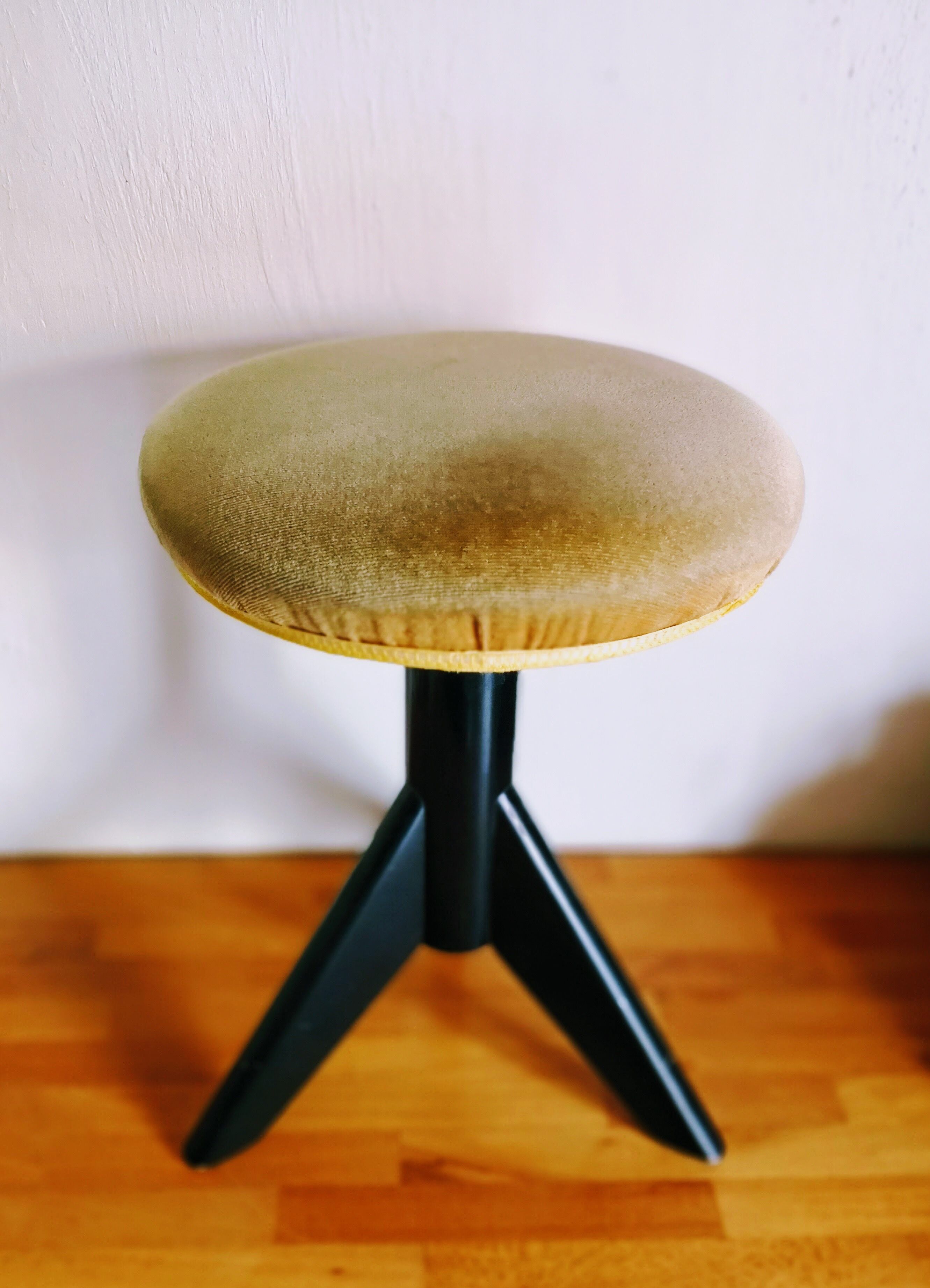 Compass feet piano stool