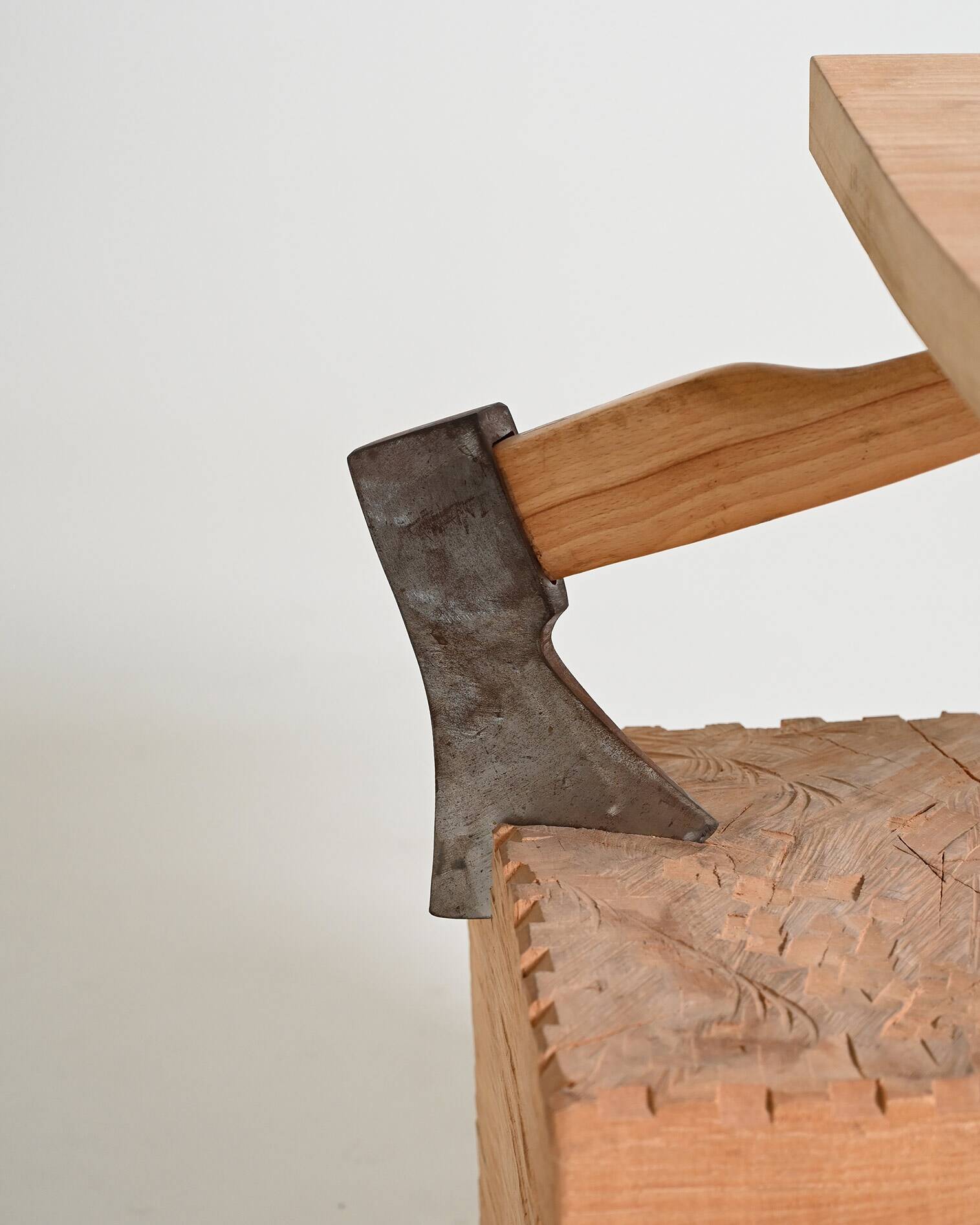 Table d'appoint "Chopping Block with Axe" par Raphael Springmann