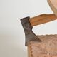 Table d'appoint "Chopping Block with Axe" par Raphael Springmann