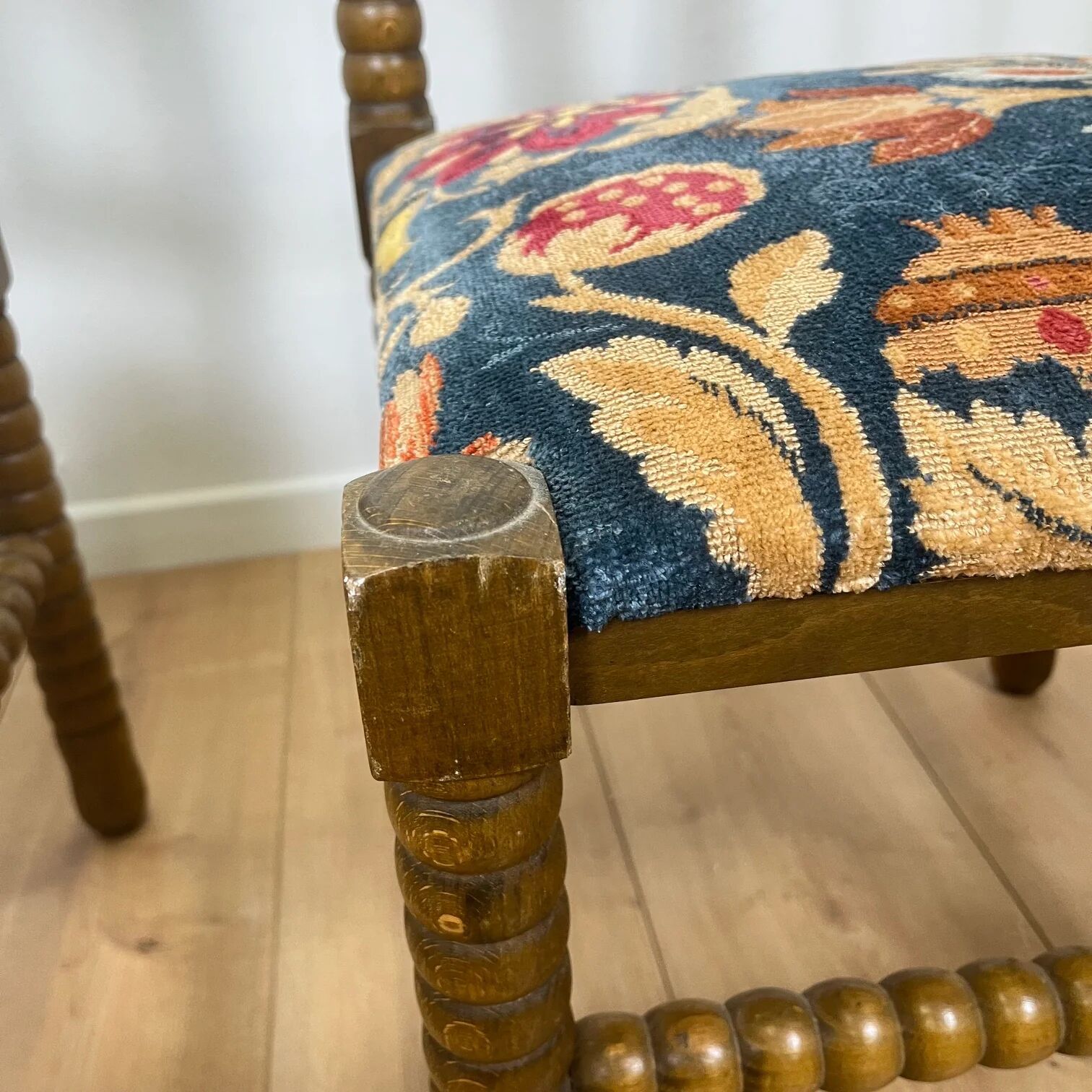Duo de chaise d'angle en bois tourné bobines et assise tissu, milieu XXème