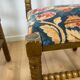 Duo de chaise d'angle en bois tourné bobines et assise tissu, milieu XXème