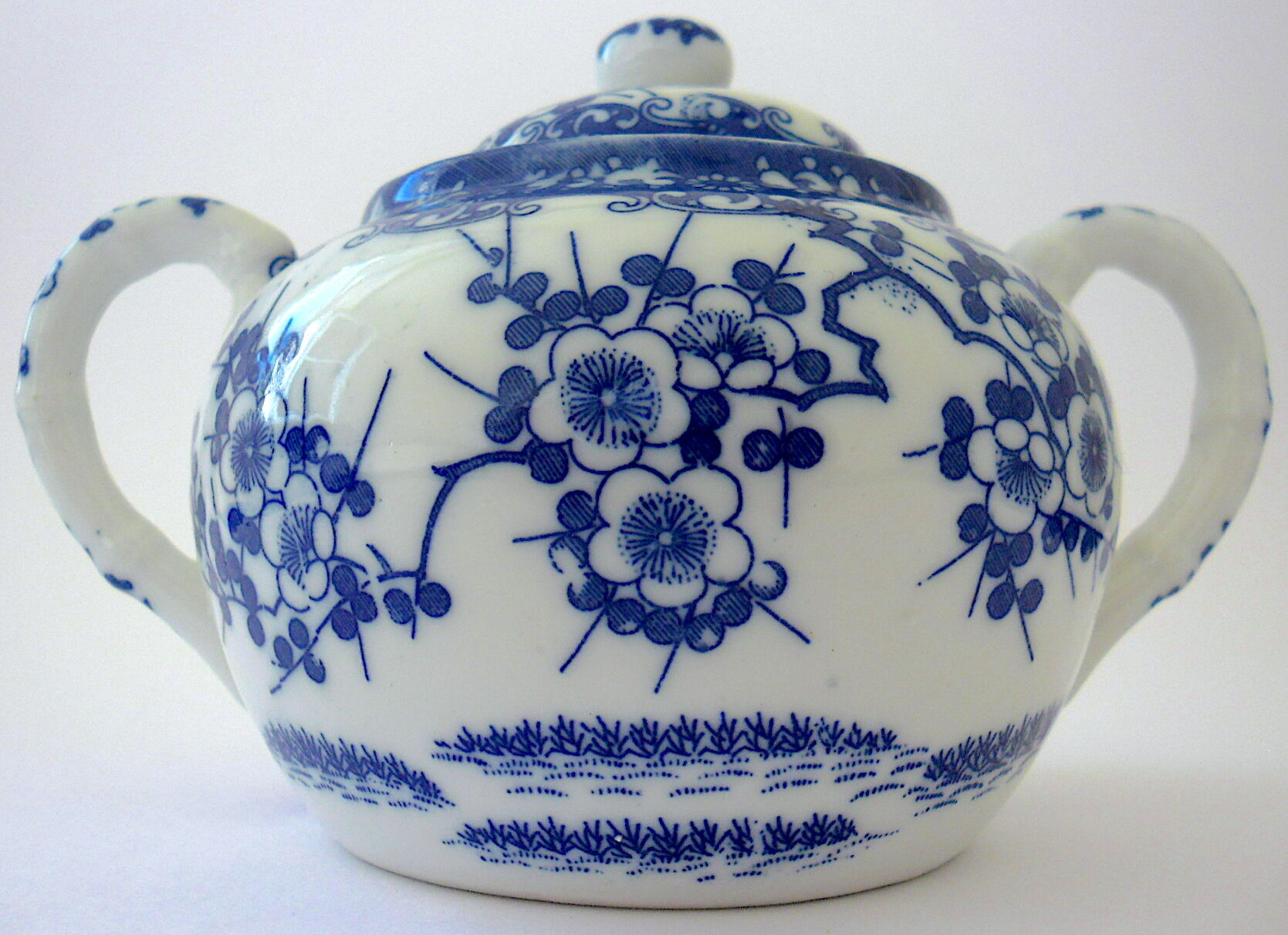 Covered sweetener with two handles in Japanese porcelain with blue camaïeu decoration