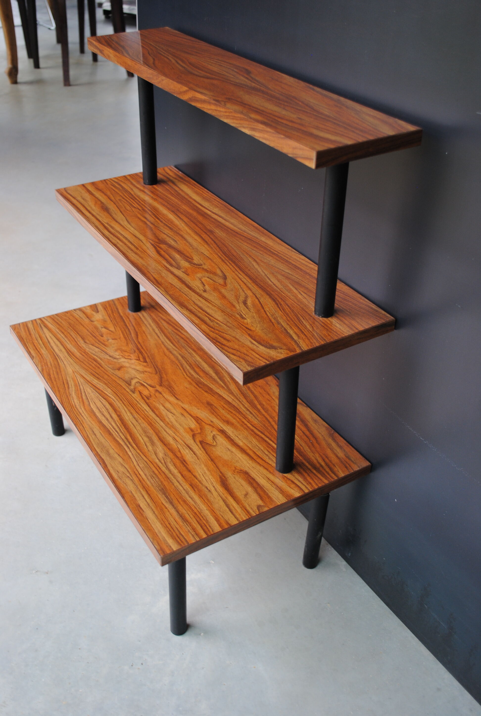Etagère sur pieds en formica