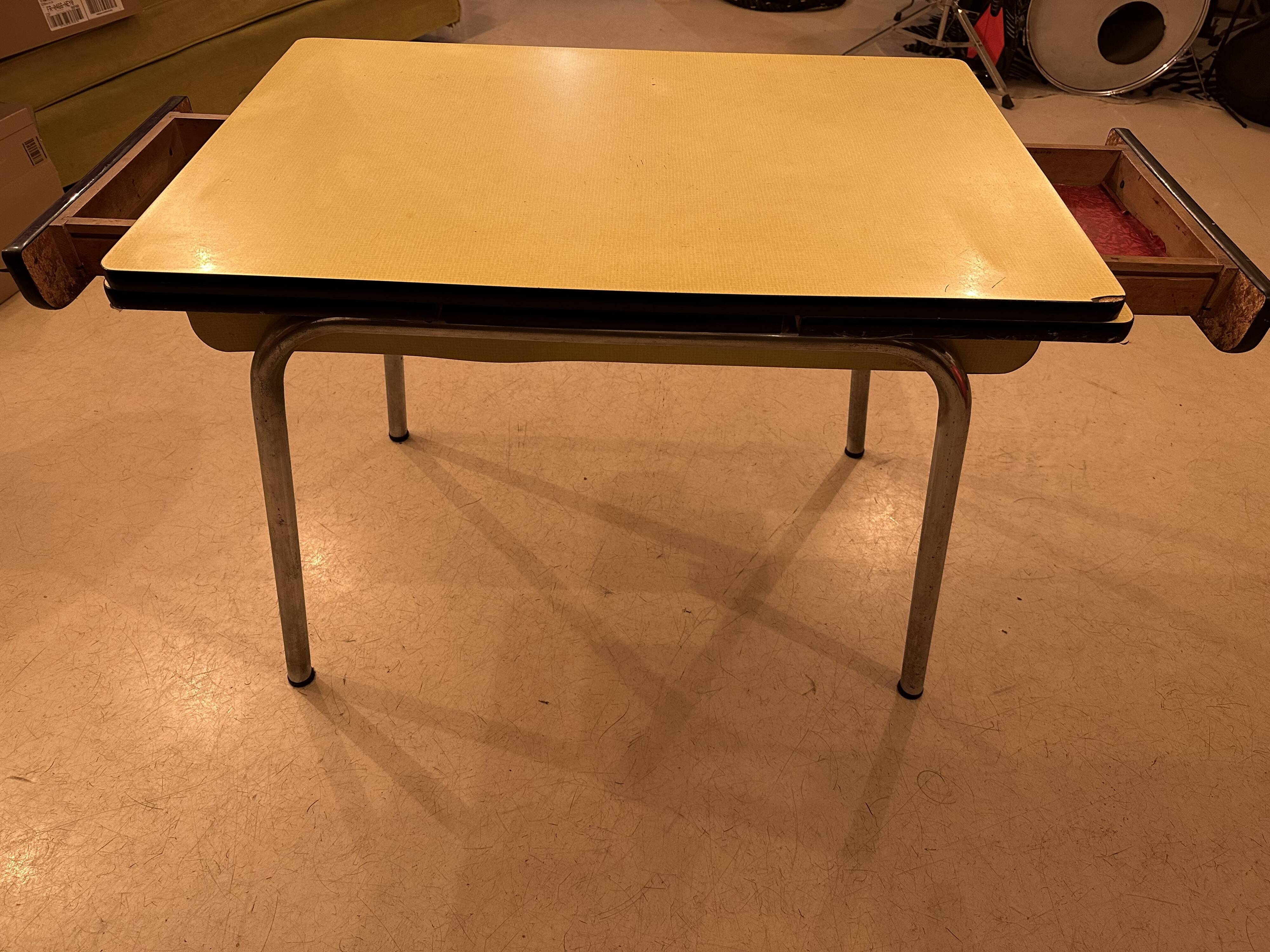 Table en formica jaune, années 1960