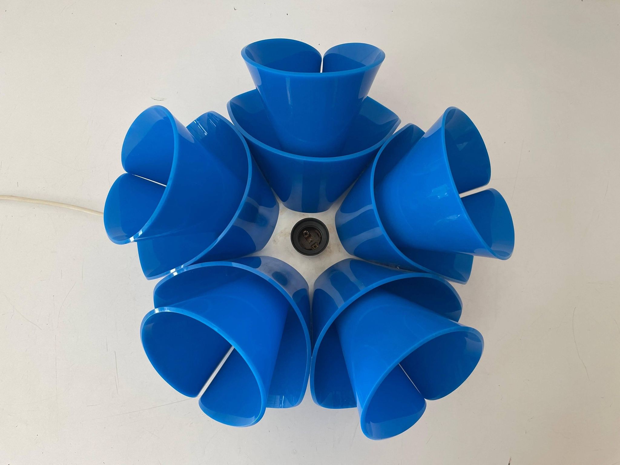 Lampe de table en plexiglas bleu Flower Design, années 1970, Italie