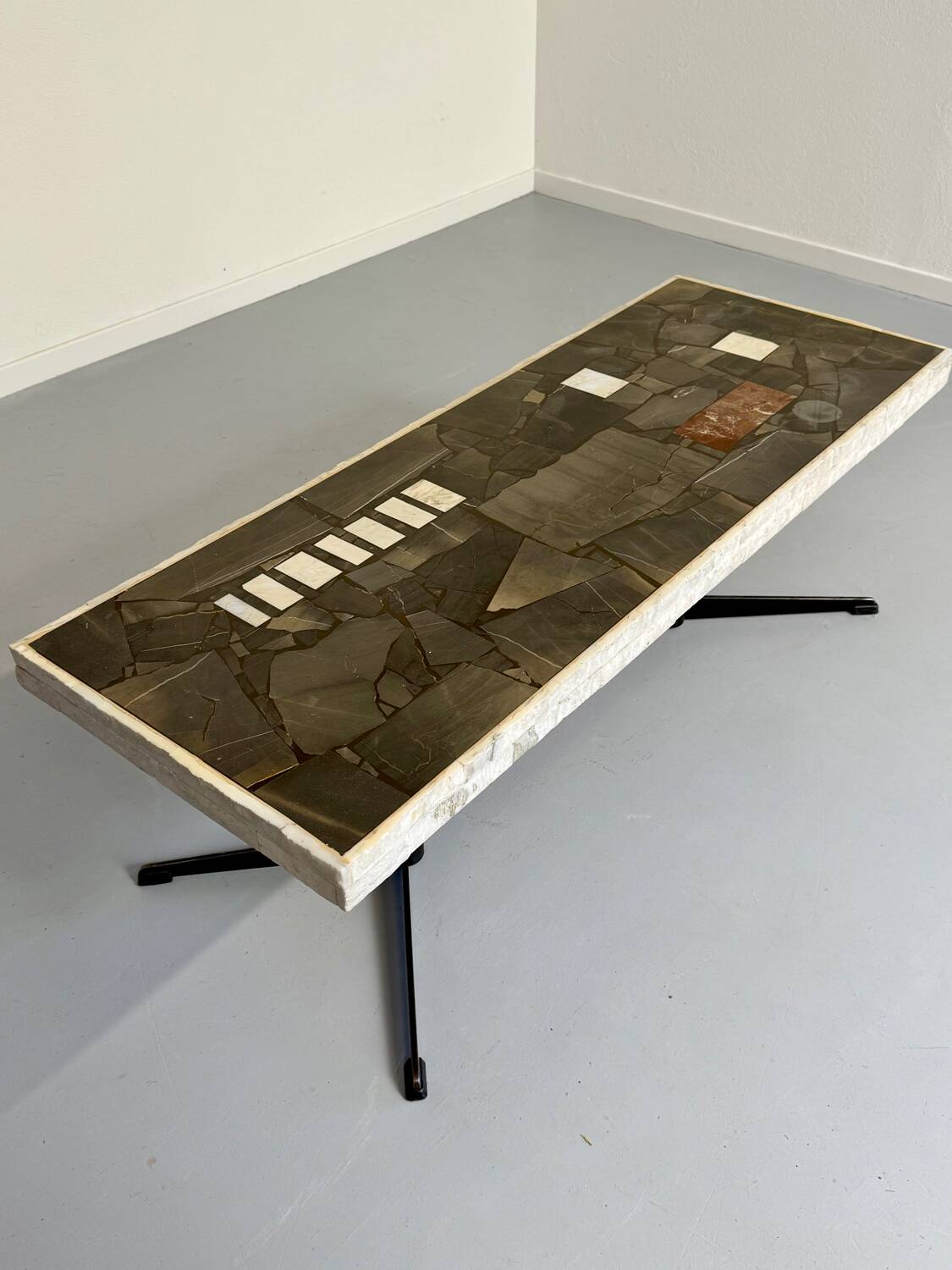 Ancienne table basse en pierre mosaïque design années 70 pied métal vintage