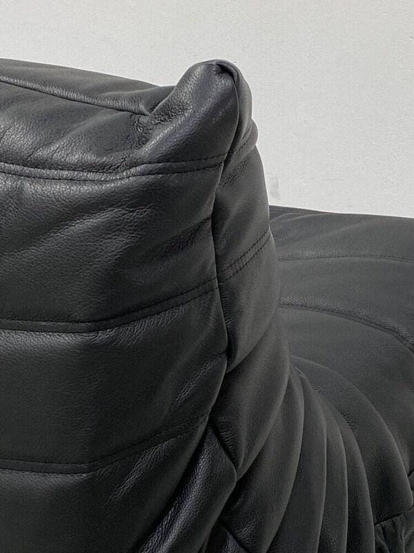 Fauteuils Togo en cuir noir attribués à Michel Ducaroy pour Ligne Roset, lot de 2