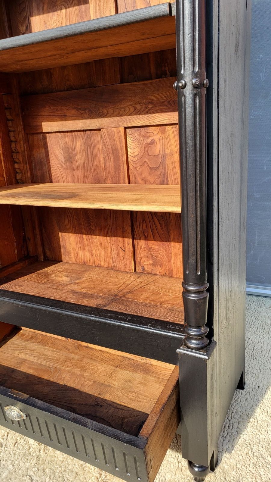 Monumental library with black two-tone oak.