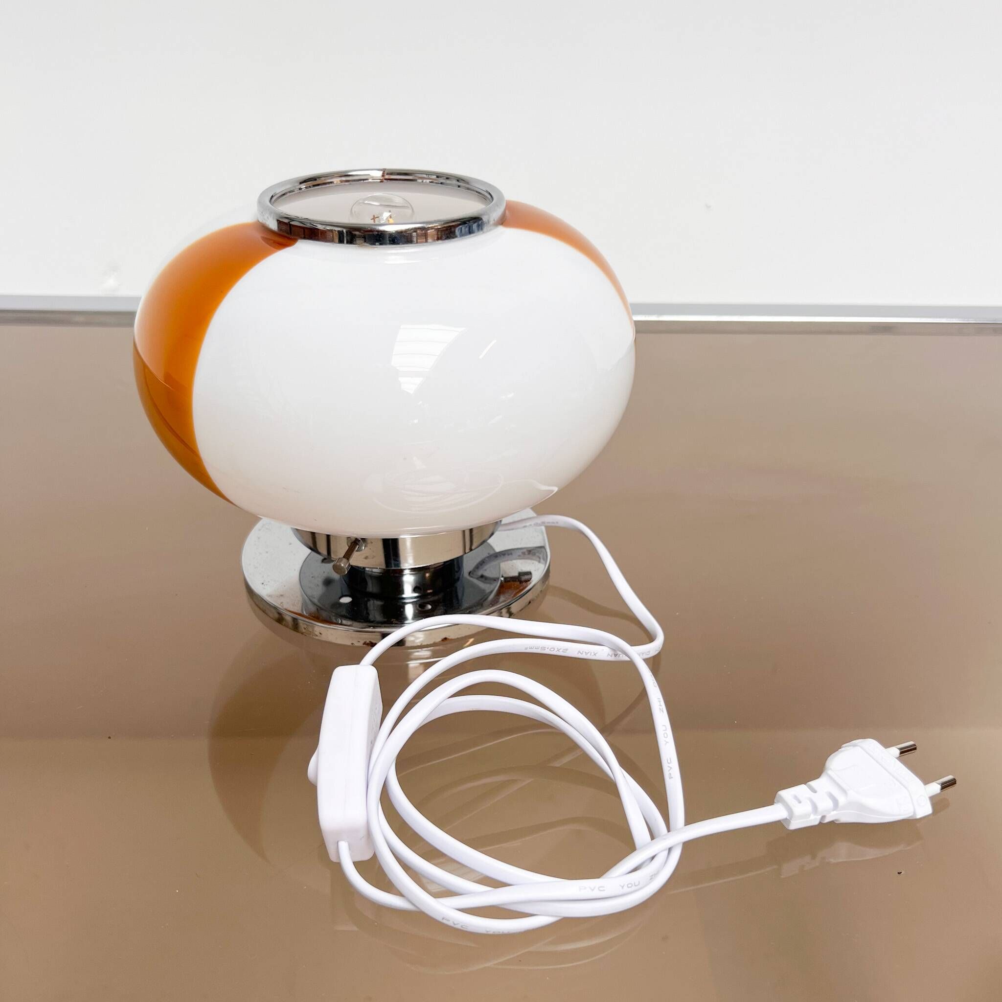 Lampe de table en verre opale italienne, années 1960
