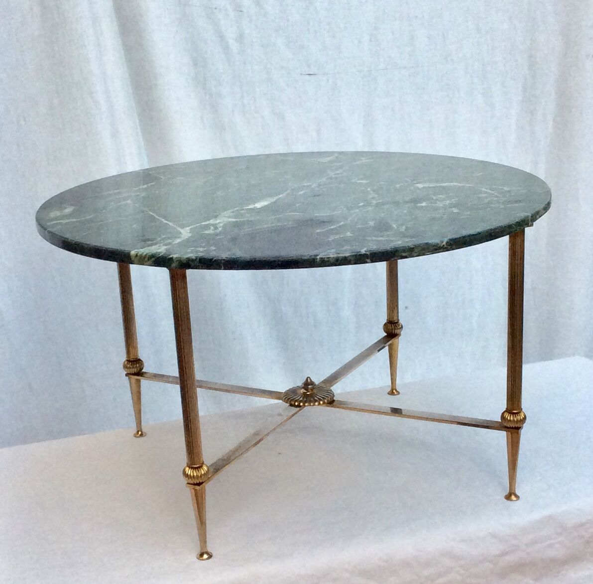 Table basse ronde en laiton doré avec un plateau en marbre dimension : hauteur -40,5cm- diamètre -69