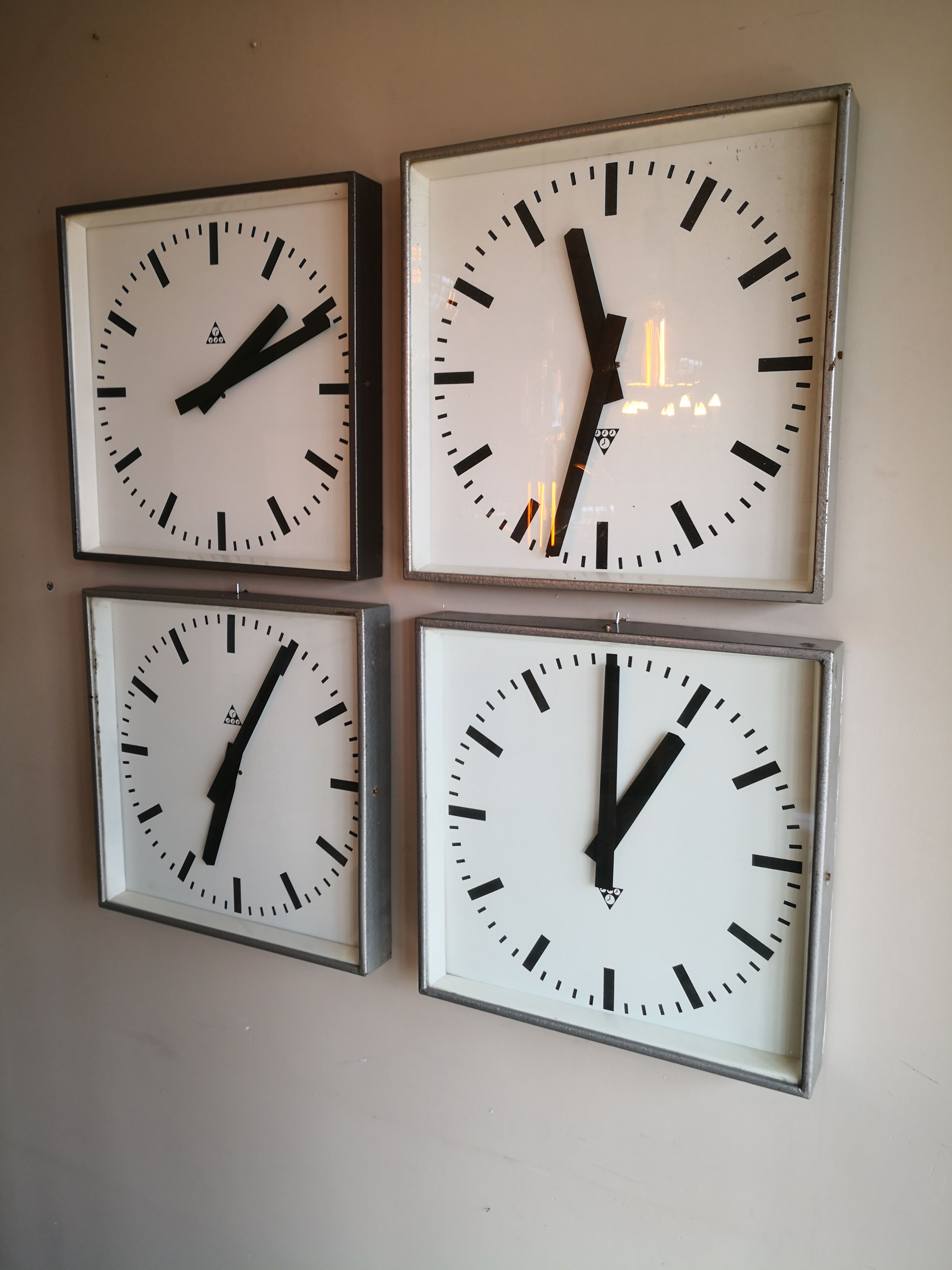 Industrial wall clock, Czechoslovakia station Pragotron 60