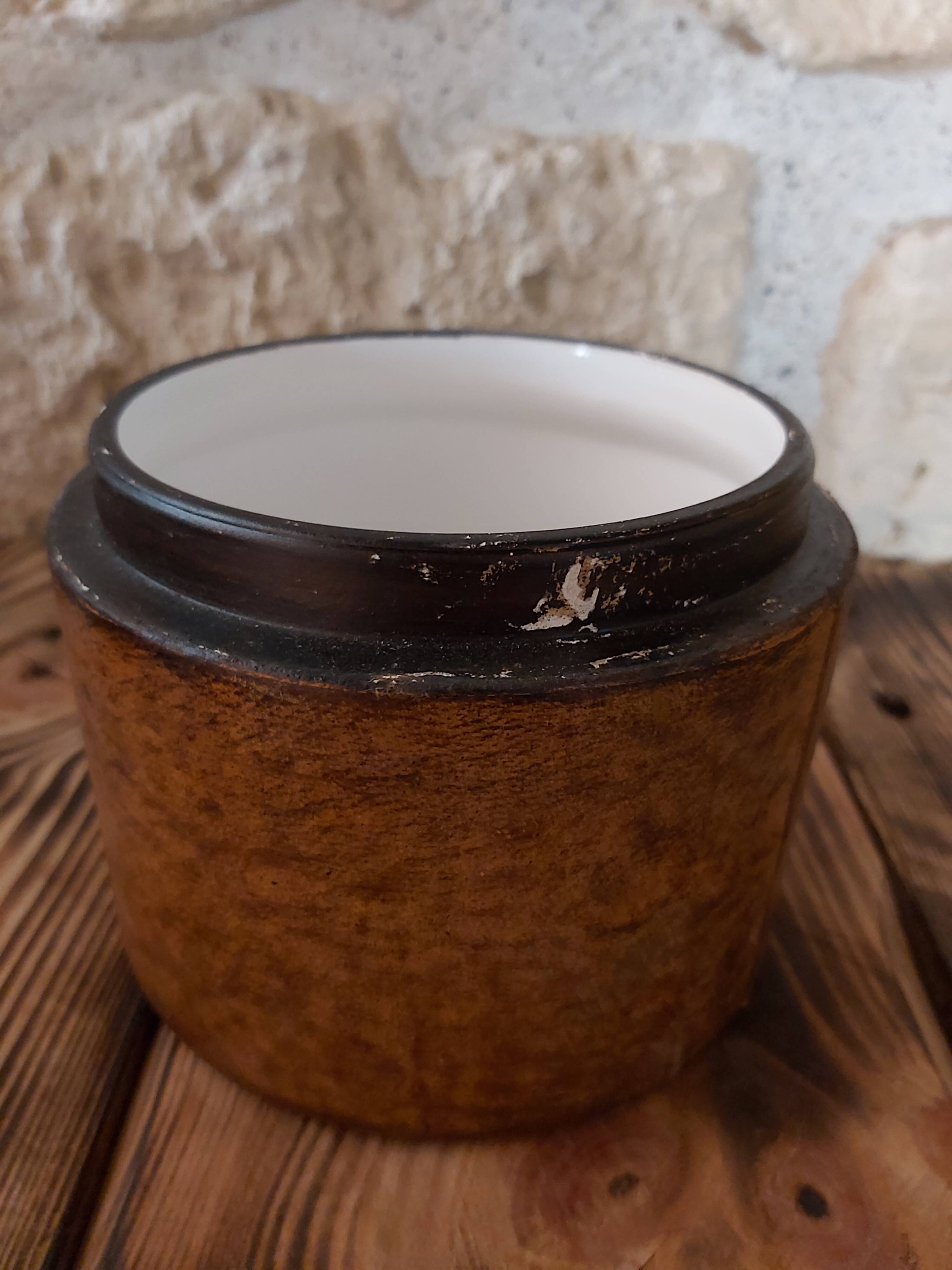 Tobacco pot with humidifier