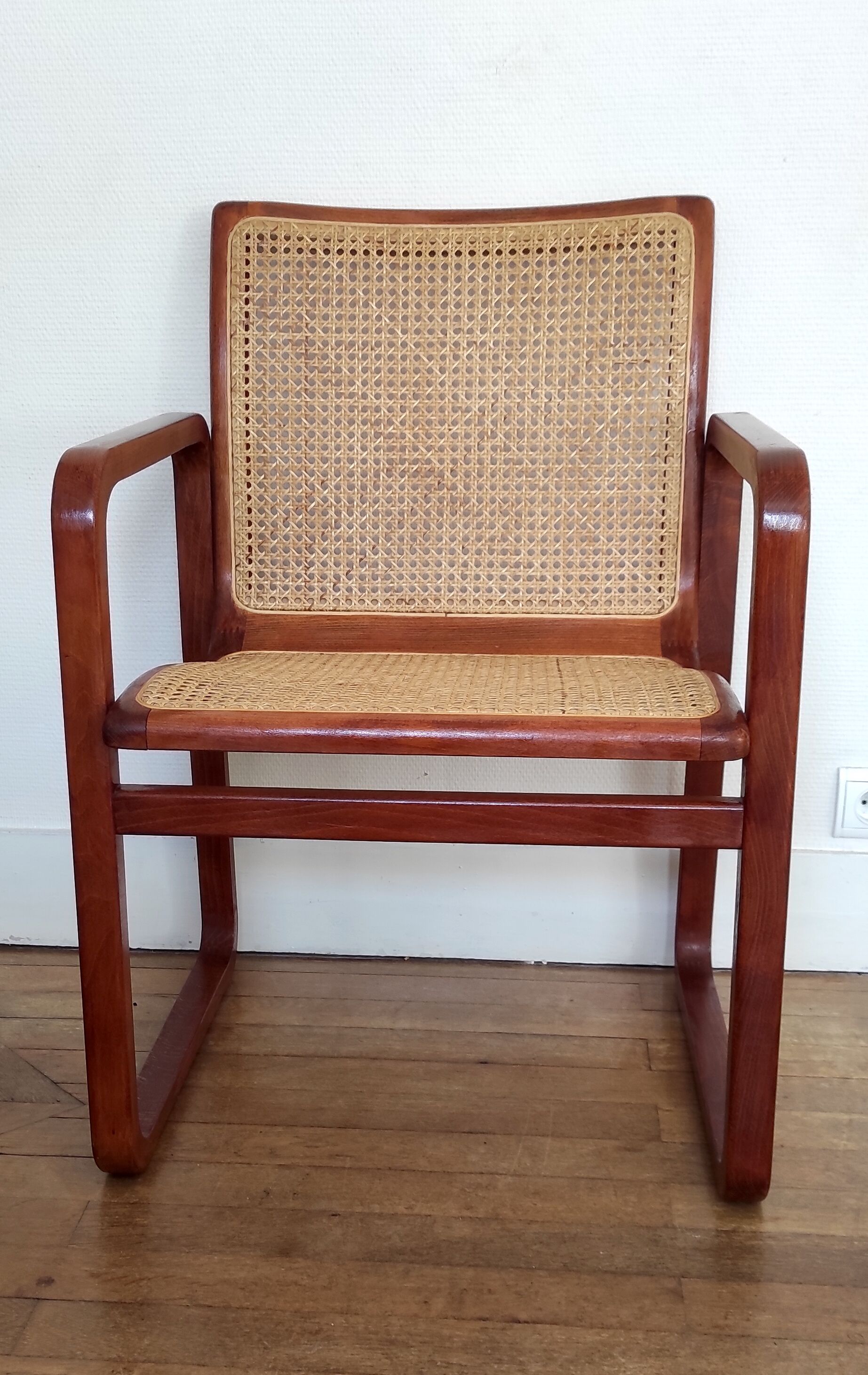 Fauteuil design traineau bois et cannage – années 80