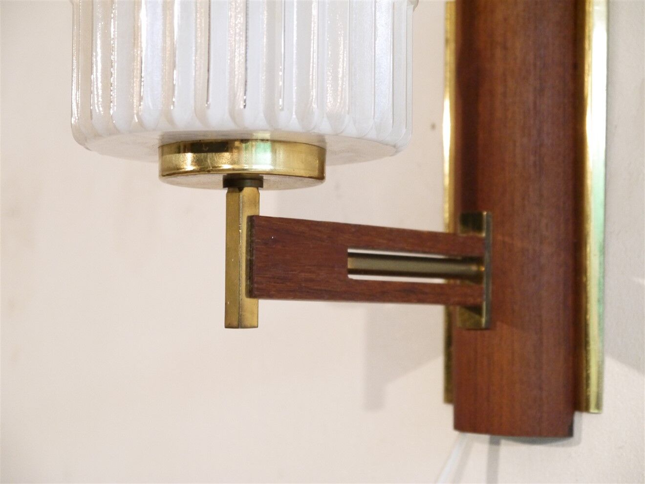 Scandinavian wall lamp in teak and glass