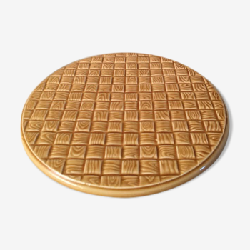 Yellow trivet with ceramic grid patterns